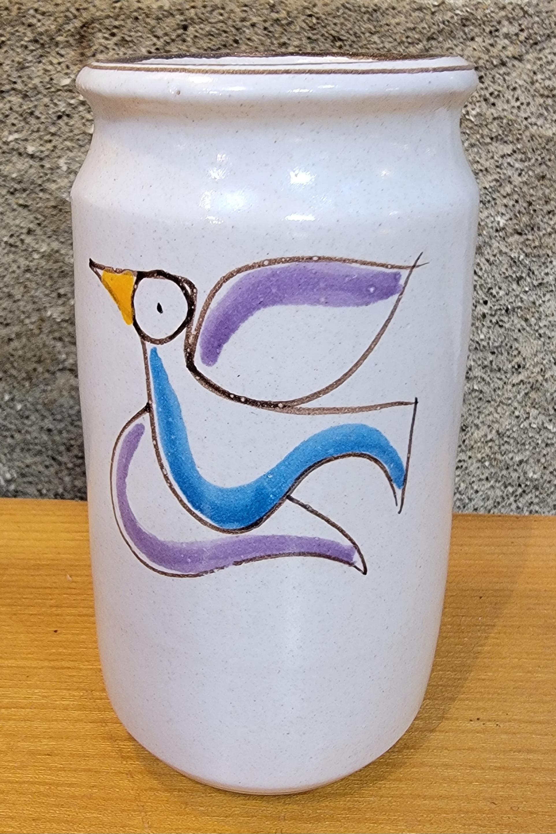 Jarrón de cerámica pintado a mano por Desimone, Italia, circa. 1970's. Firmado en la base.

5,63 pulgadas de alto.
3,13 pulgadas de diámetro.