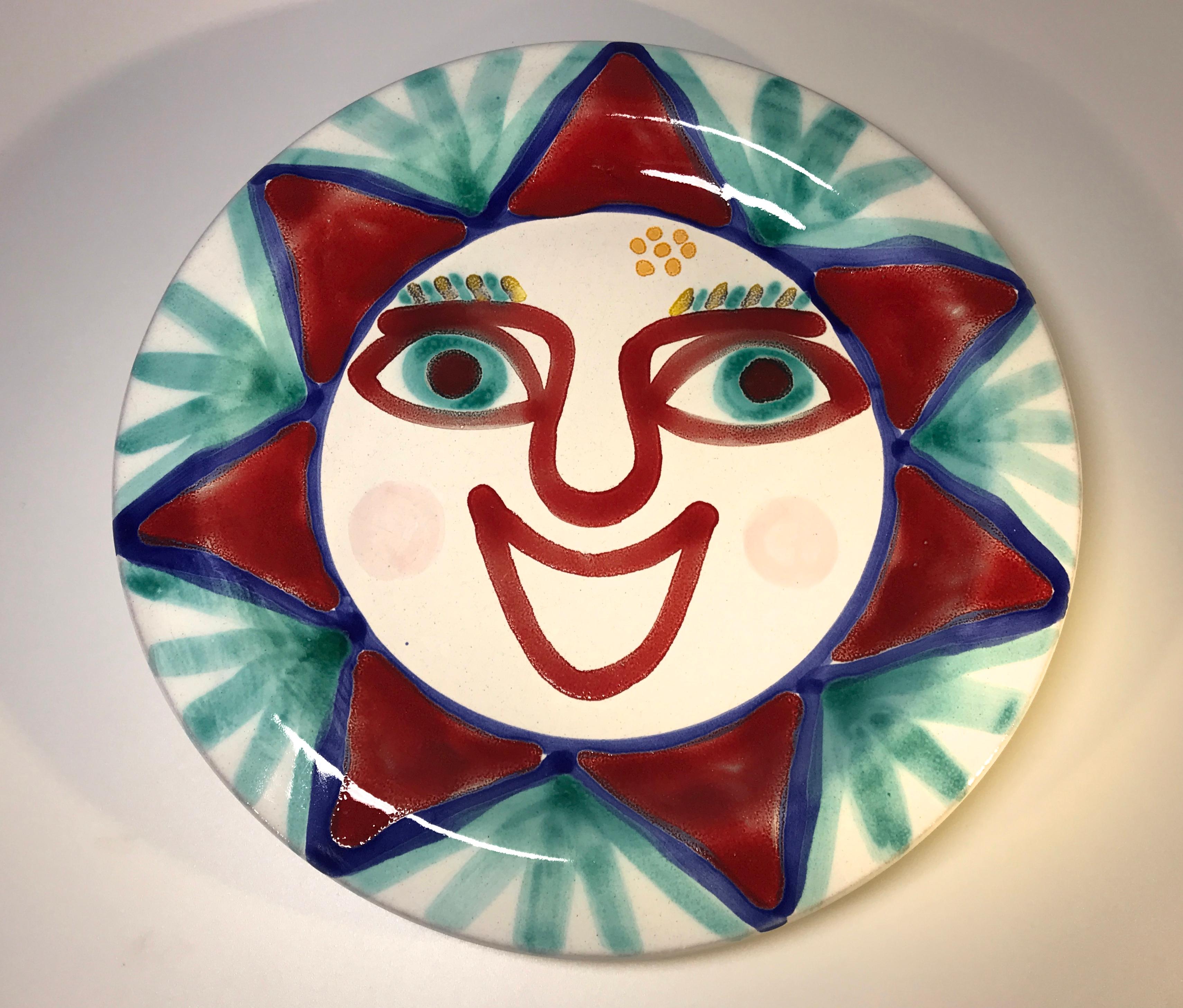 Plato de cerámica feliz y sonriente pintado a mano de DeSimone, Italia, hacia 1960
Un plato superdivertido de DeSimone
Firmado DeSimone al dorso
hacia 1960
Medidas: Altura 1 pulgada, dametro 10 pulgadas
En muy buen estado y con un color