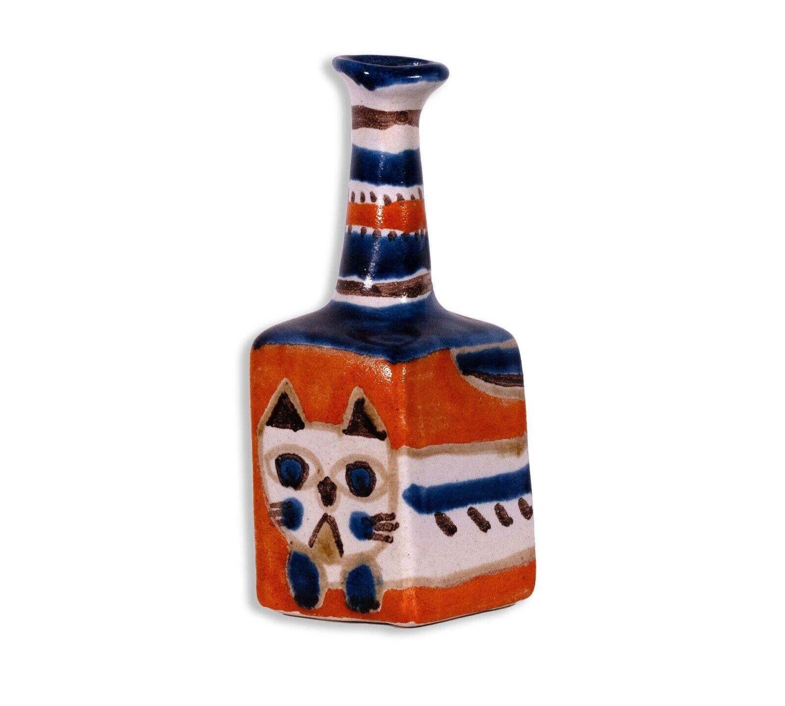 The Desimonte Vase Italy captures the essence of Italian charm and creativity, showcasing a delightful fusion of ceramic artistry and feline whimsy. This exquisite vase features a hand-painted portrayal of a playful cat, its mischievous expression
