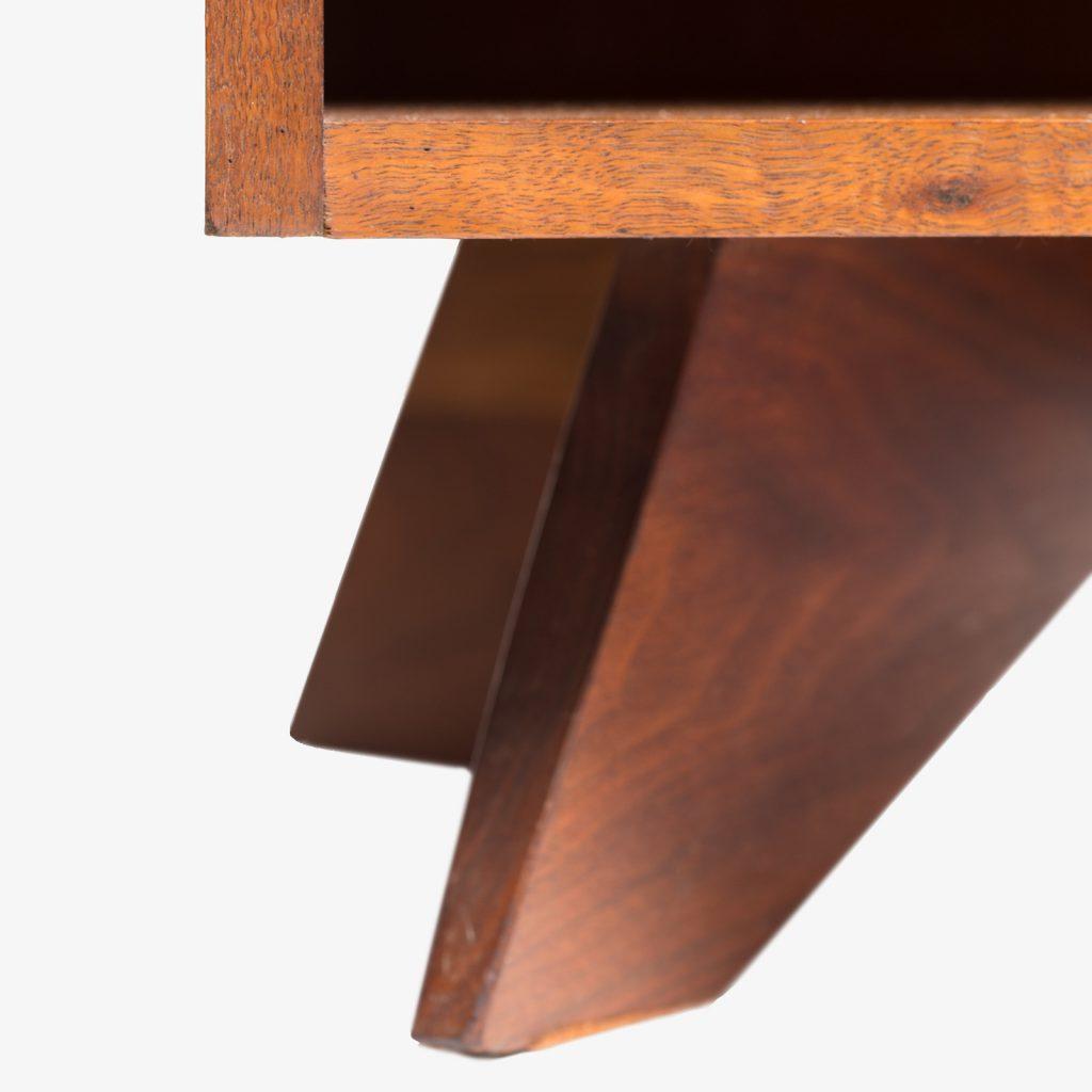 Desirable Pair of George Nakashima Walnut Bedside Tables by Widdicomb In Good Condition In Dallas, TX