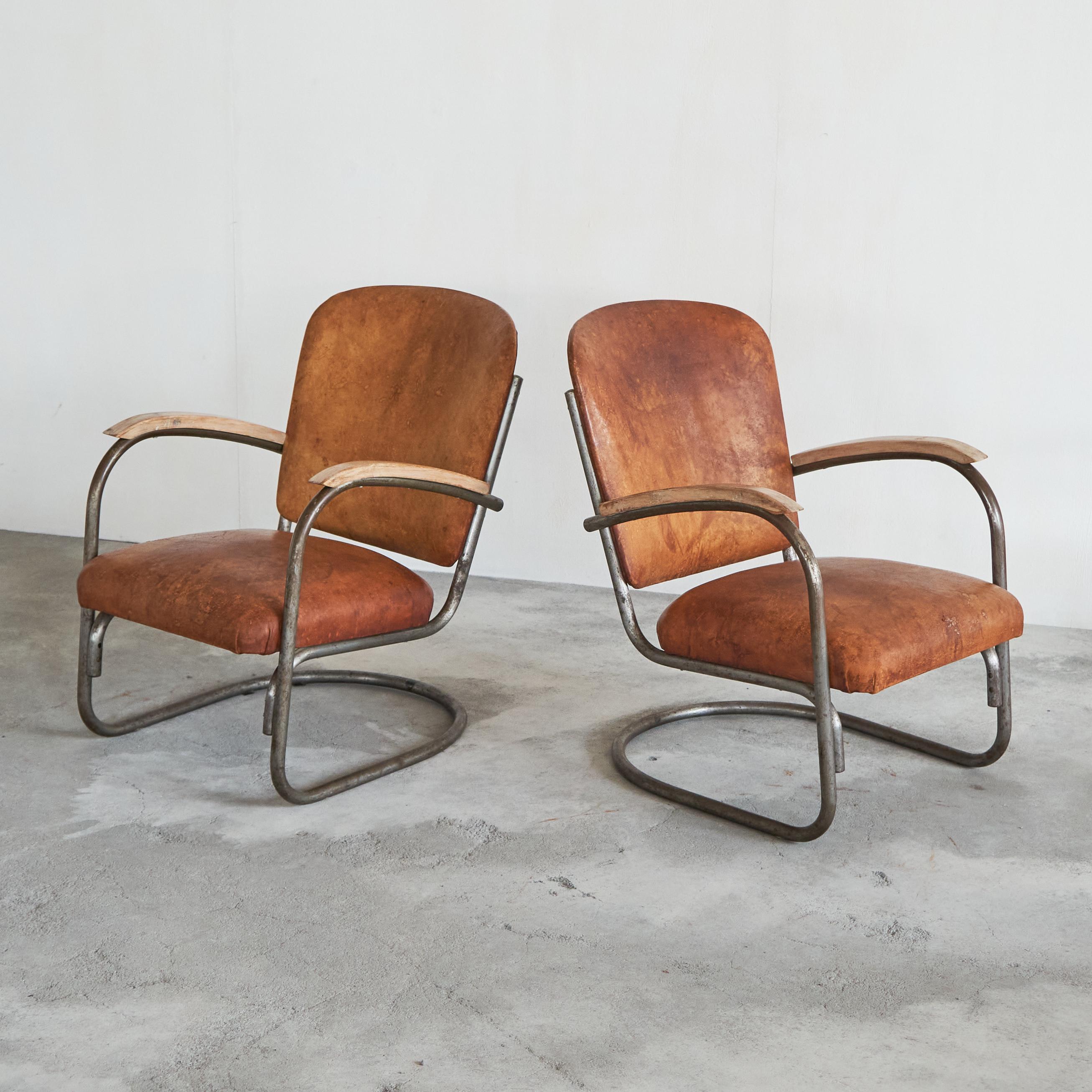 Desirable Paar röhrenförmige Loungesessel aus patiniertem cognacfarbenem Leder, 1930er Jahre im Angebot 2