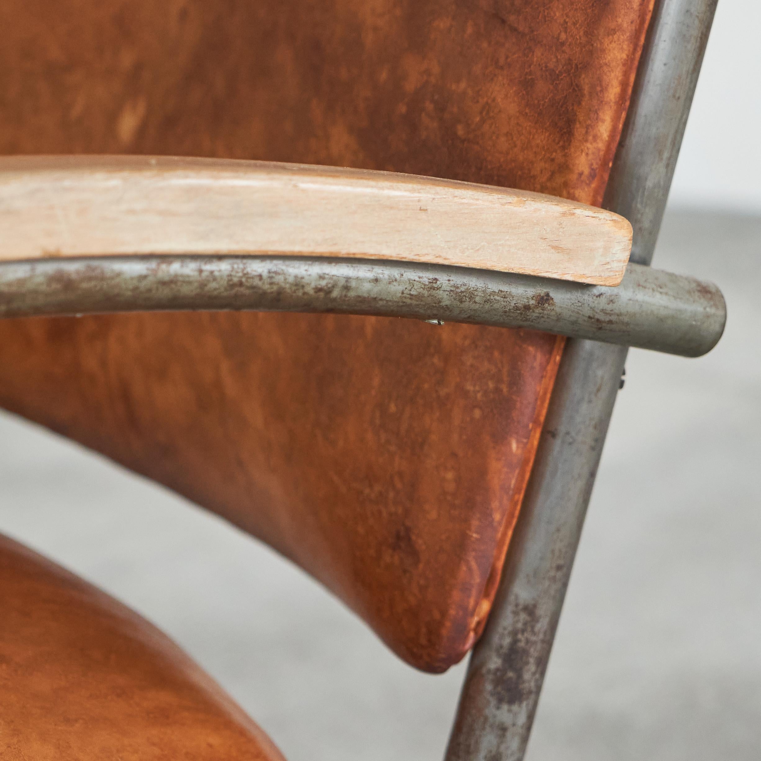 Desirable Paar röhrenförmige Loungesessel aus patiniertem cognacfarbenem Leder, 1930er Jahre im Angebot 3