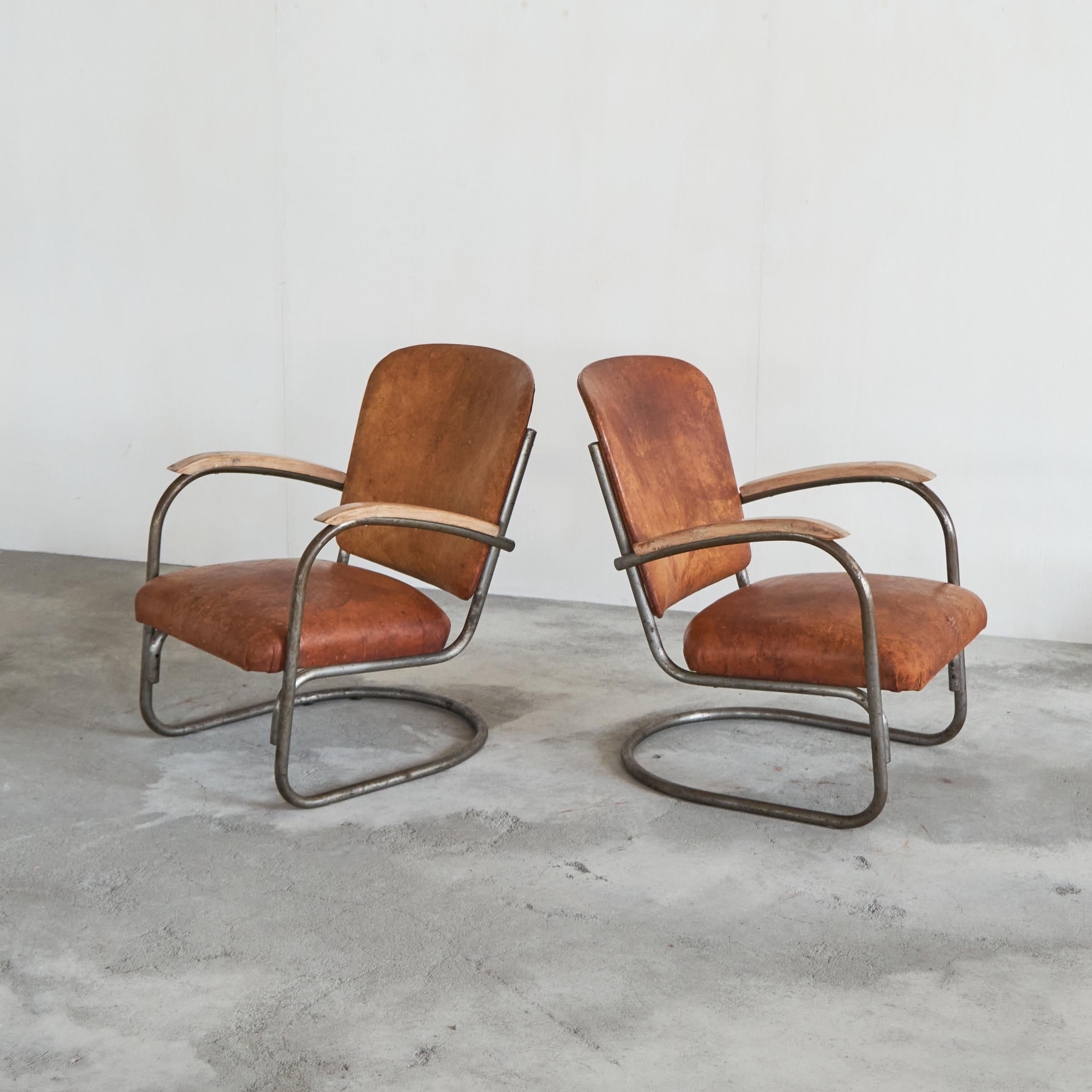 Desirable Paar röhrenförmige Loungesessel aus patiniertem cognacfarbenem Leder, 1930er Jahre im Angebot 4