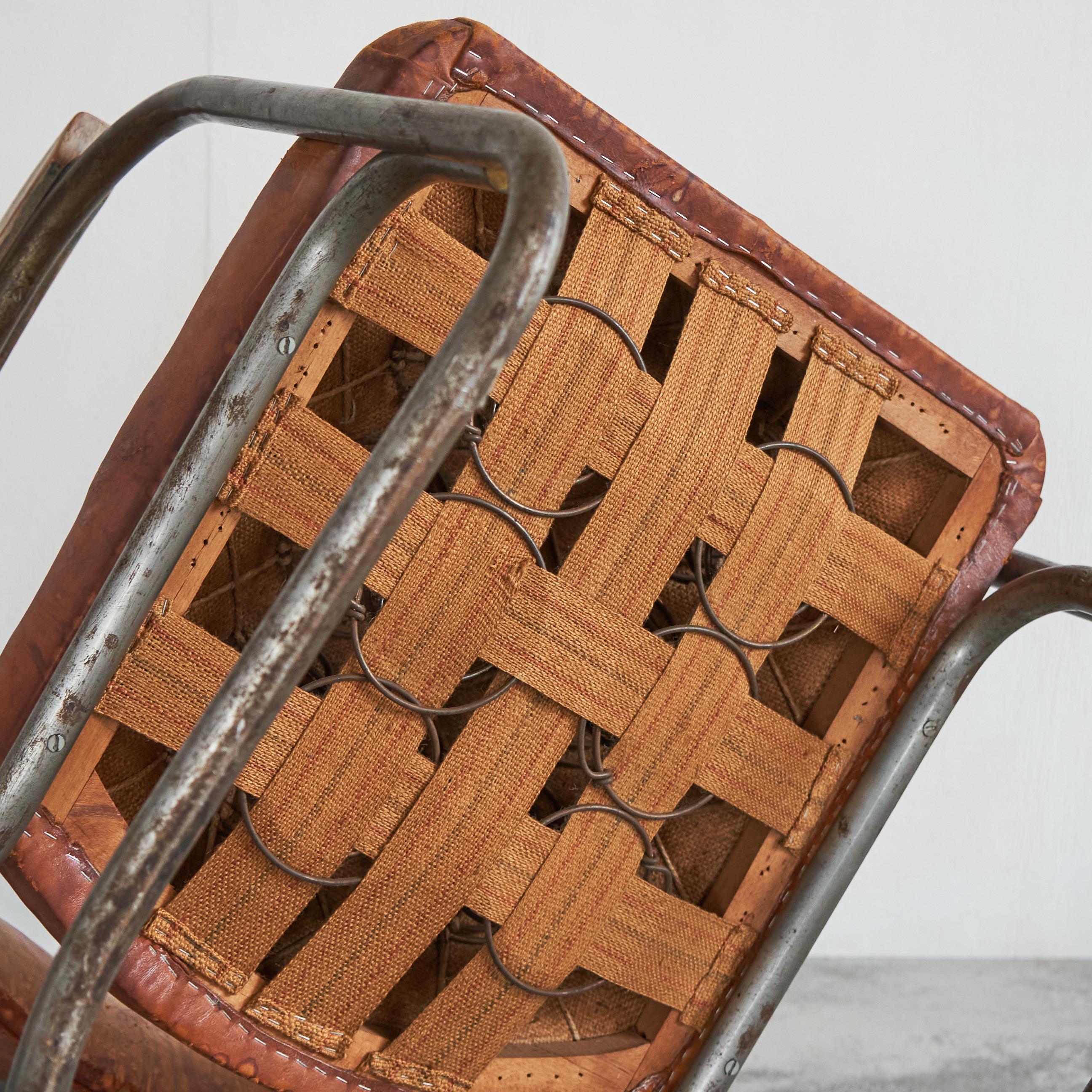 Desirable Paar röhrenförmige Loungesessel aus patiniertem cognacfarbenem Leder, 1930er Jahre im Angebot 5