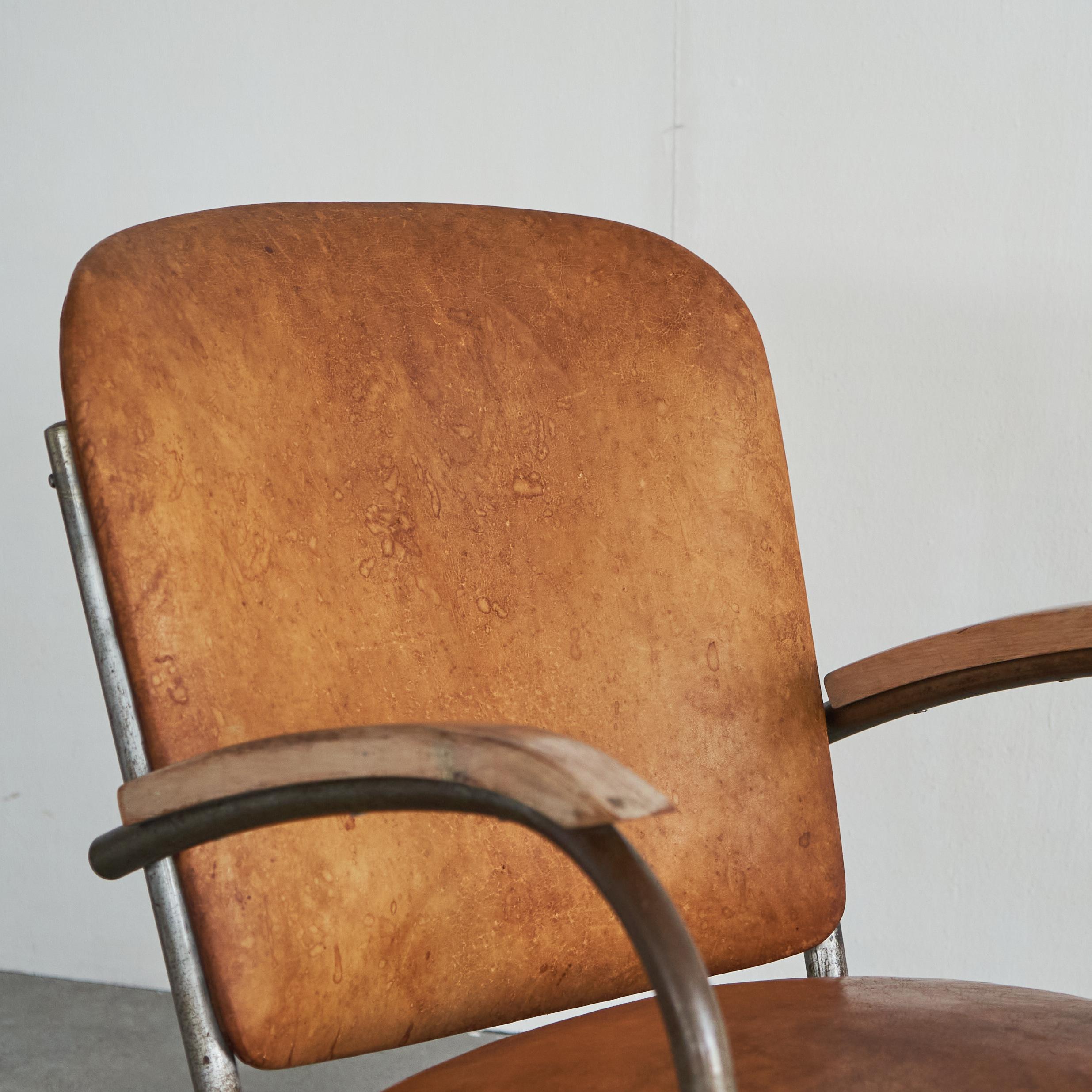 Desirable Paar röhrenförmige Loungesessel aus patiniertem cognacfarbenem Leder, 1930er Jahre (Bauhaus) im Angebot