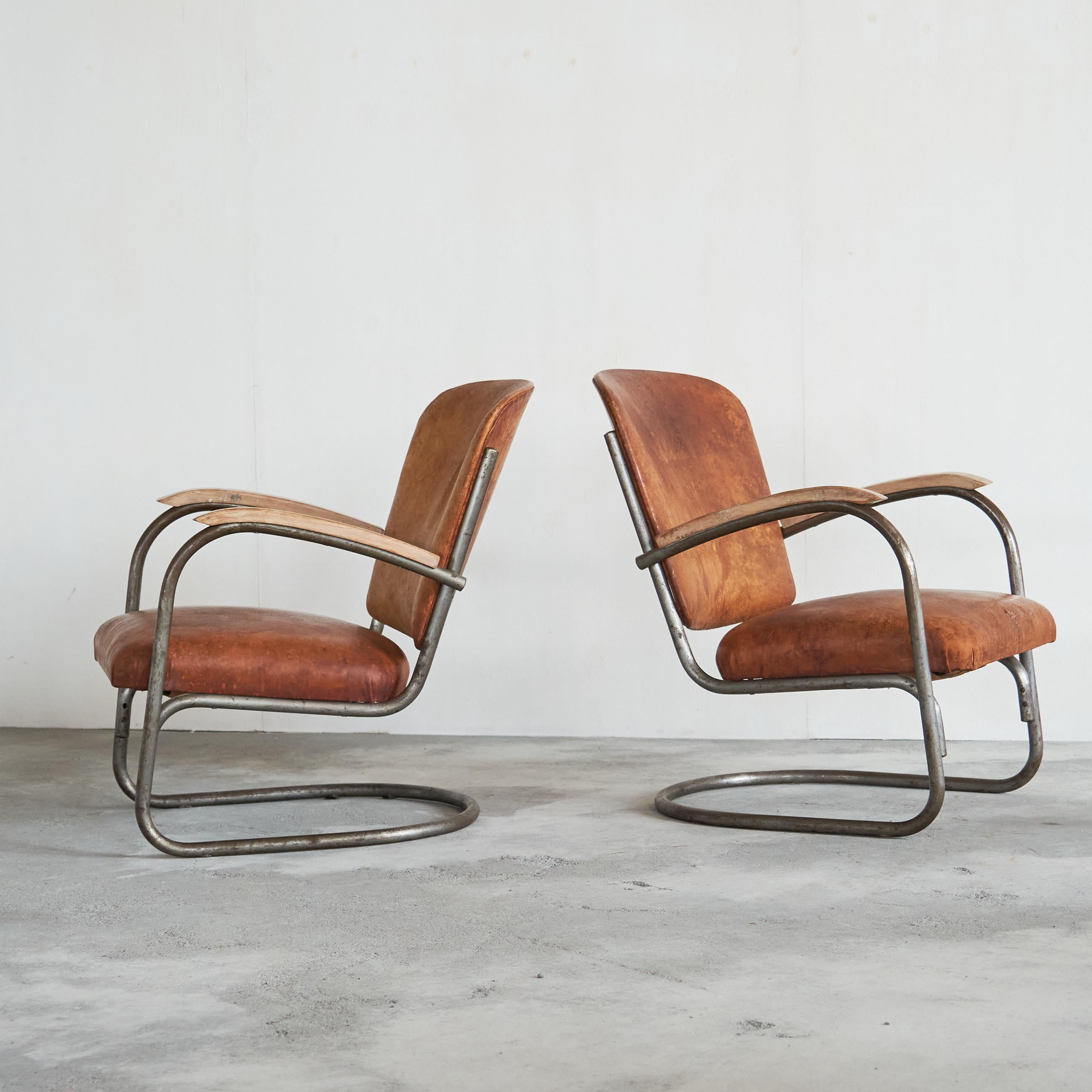 Desirable Paar röhrenförmige Loungesessel aus patiniertem cognacfarbenem Leder, 1930er Jahre (Europäisch) im Angebot