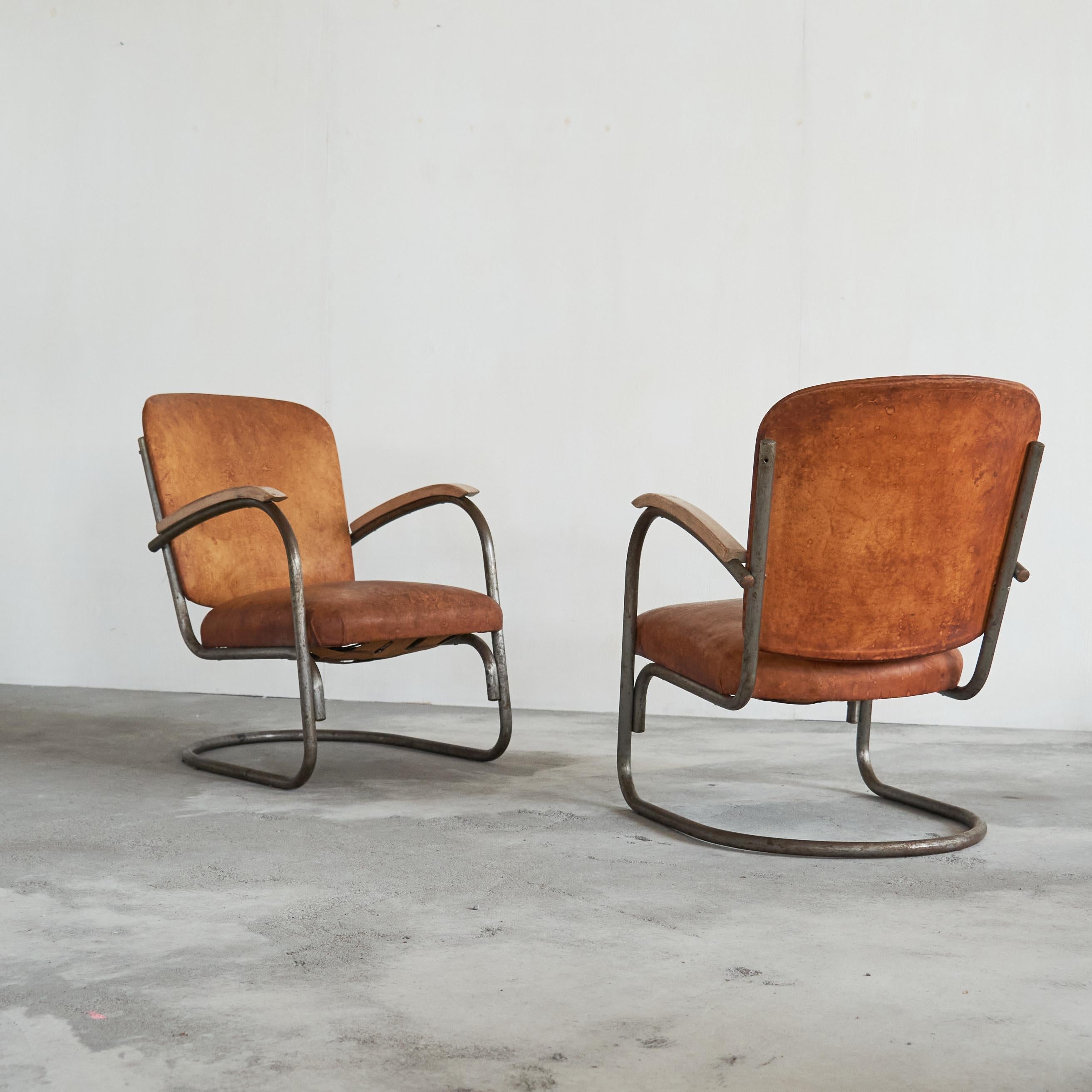 Desirable Paar röhrenförmige Loungesessel aus patiniertem cognacfarbenem Leder, 1930er Jahre (Handgefertigt) im Angebot
