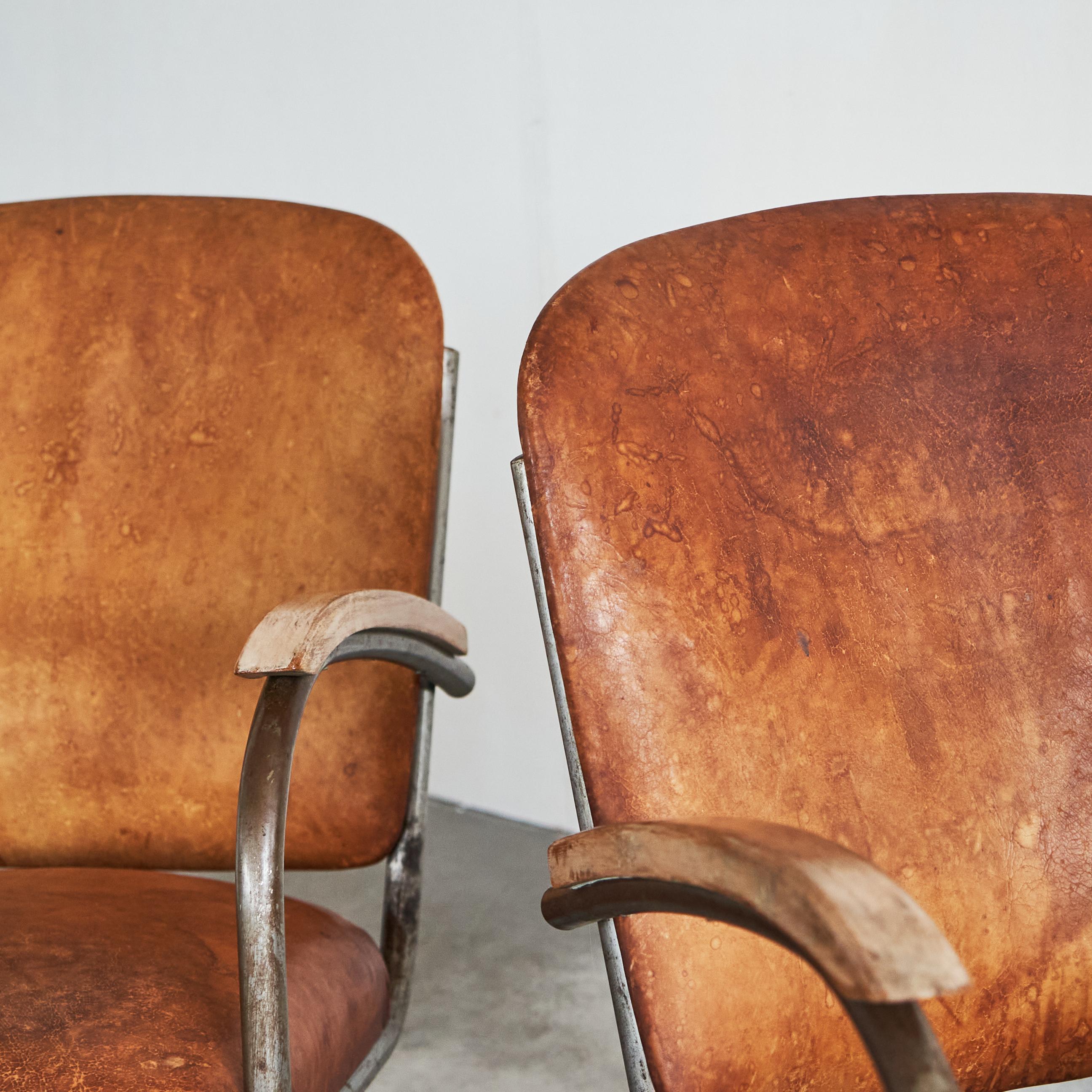 Desirable Paar röhrenförmige Loungesessel aus patiniertem cognacfarbenem Leder, 1930er Jahre im Zustand „Gut“ im Angebot in Tilburg, NL