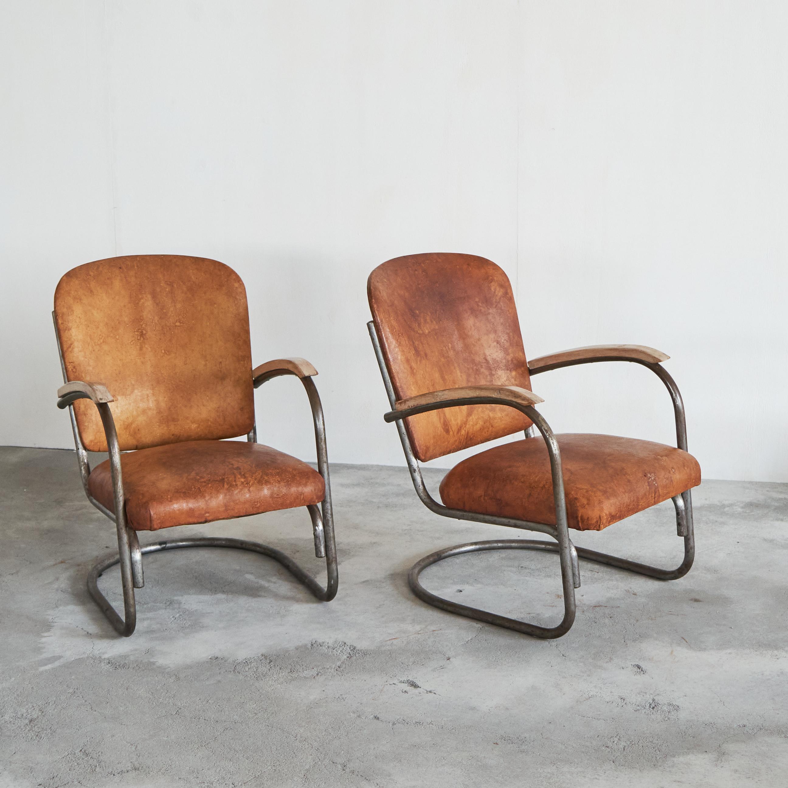 Desirable Paar röhrenförmige Loungesessel aus patiniertem cognacfarbenem Leder, 1930er Jahre (20. Jahrhundert) im Angebot