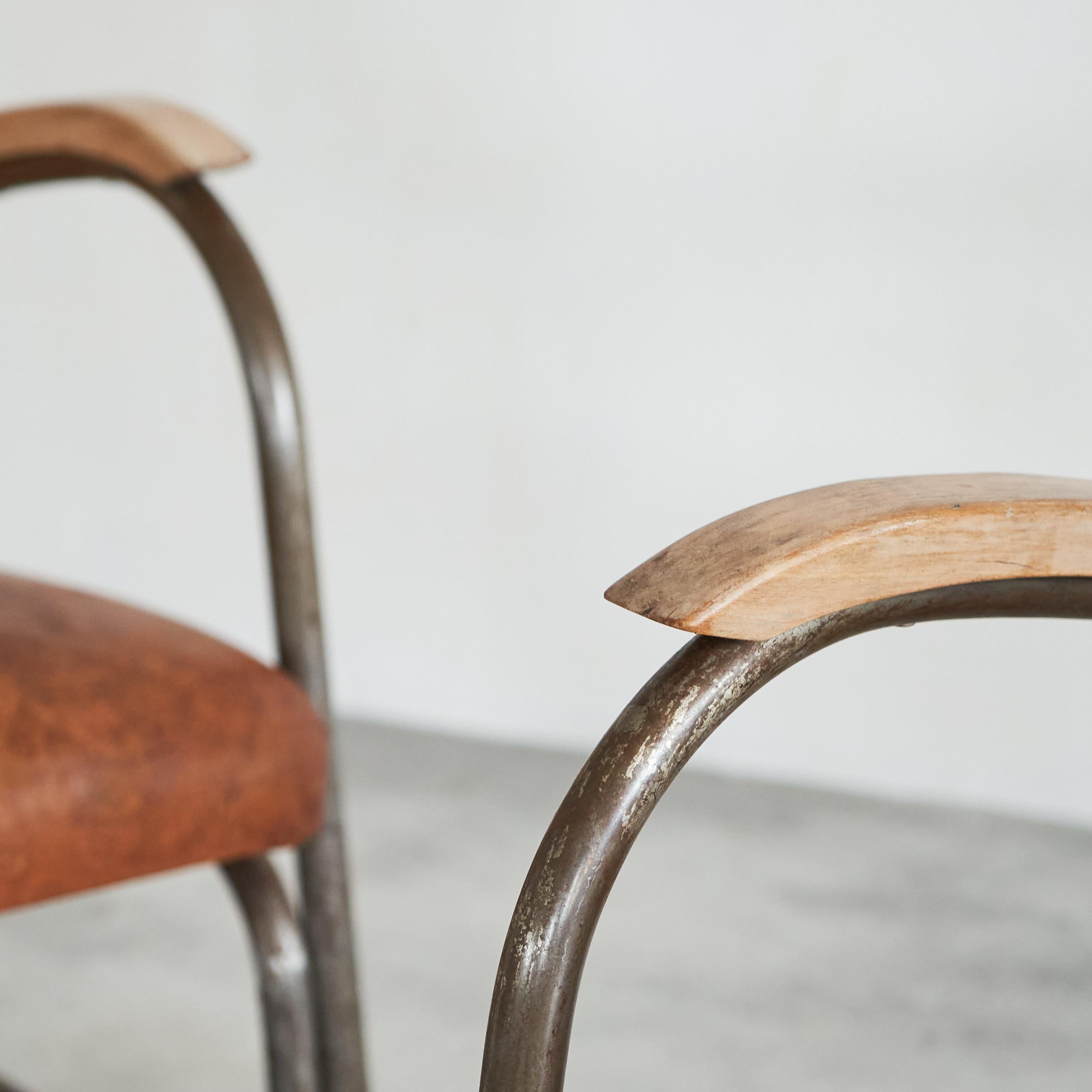 Desirable Paar röhrenförmige Loungesessel aus patiniertem cognacfarbenem Leder, 1930er Jahre im Angebot 1