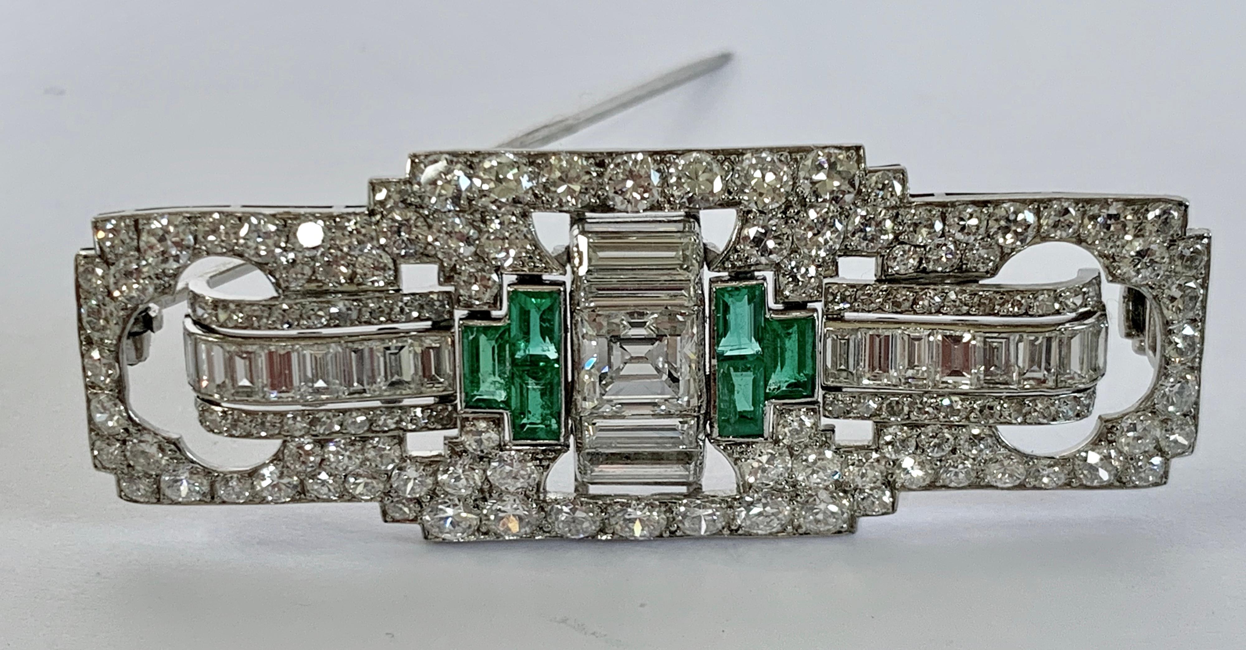 Art Deco Desirable Platinum Art Déco Emerald and Diamond Plaque Brooch For Sale