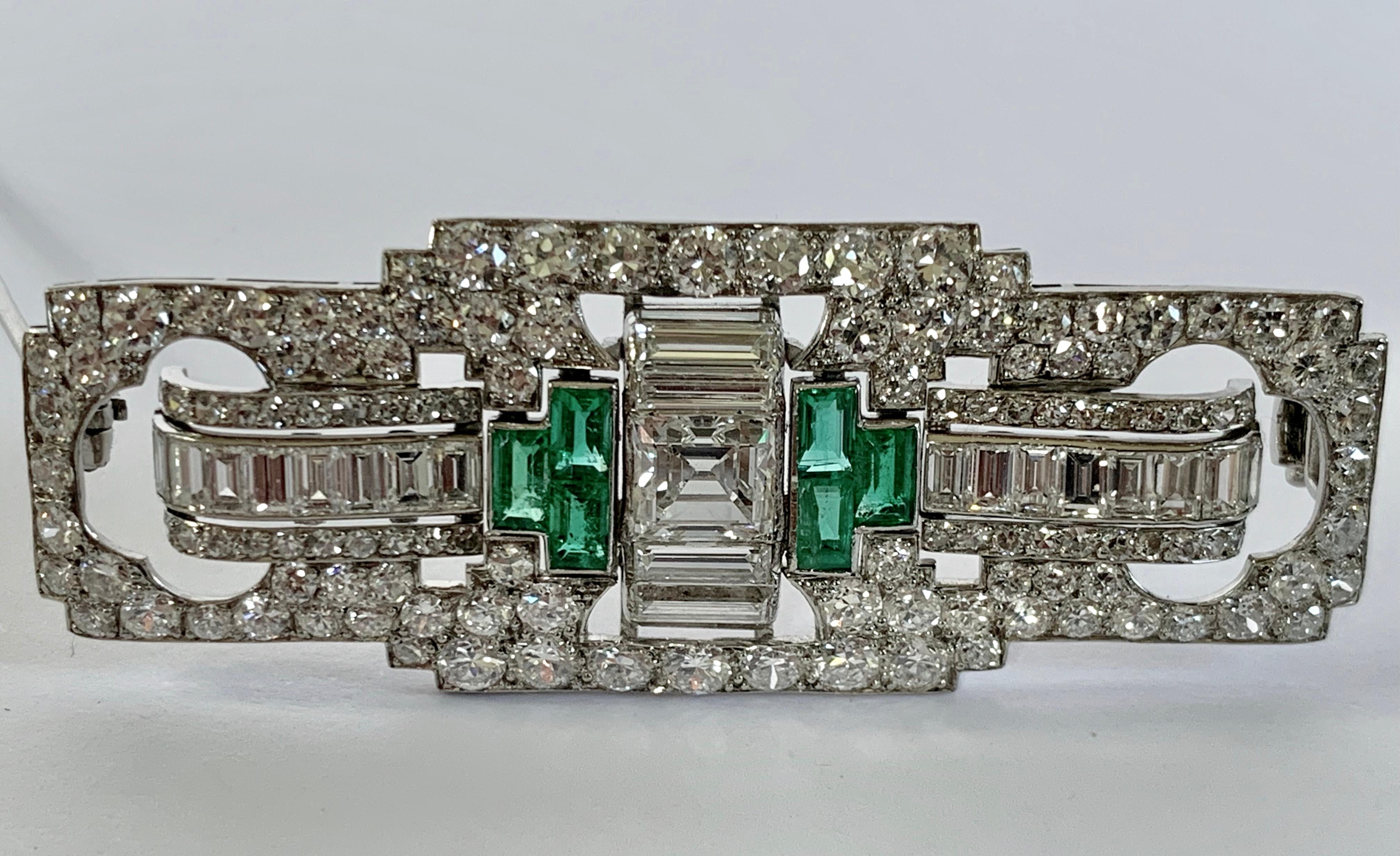 Desirable Platinum Art Déco Emerald and Diamond Plaque Brooch In Good Condition For Sale In Zurich, Zollstrasse