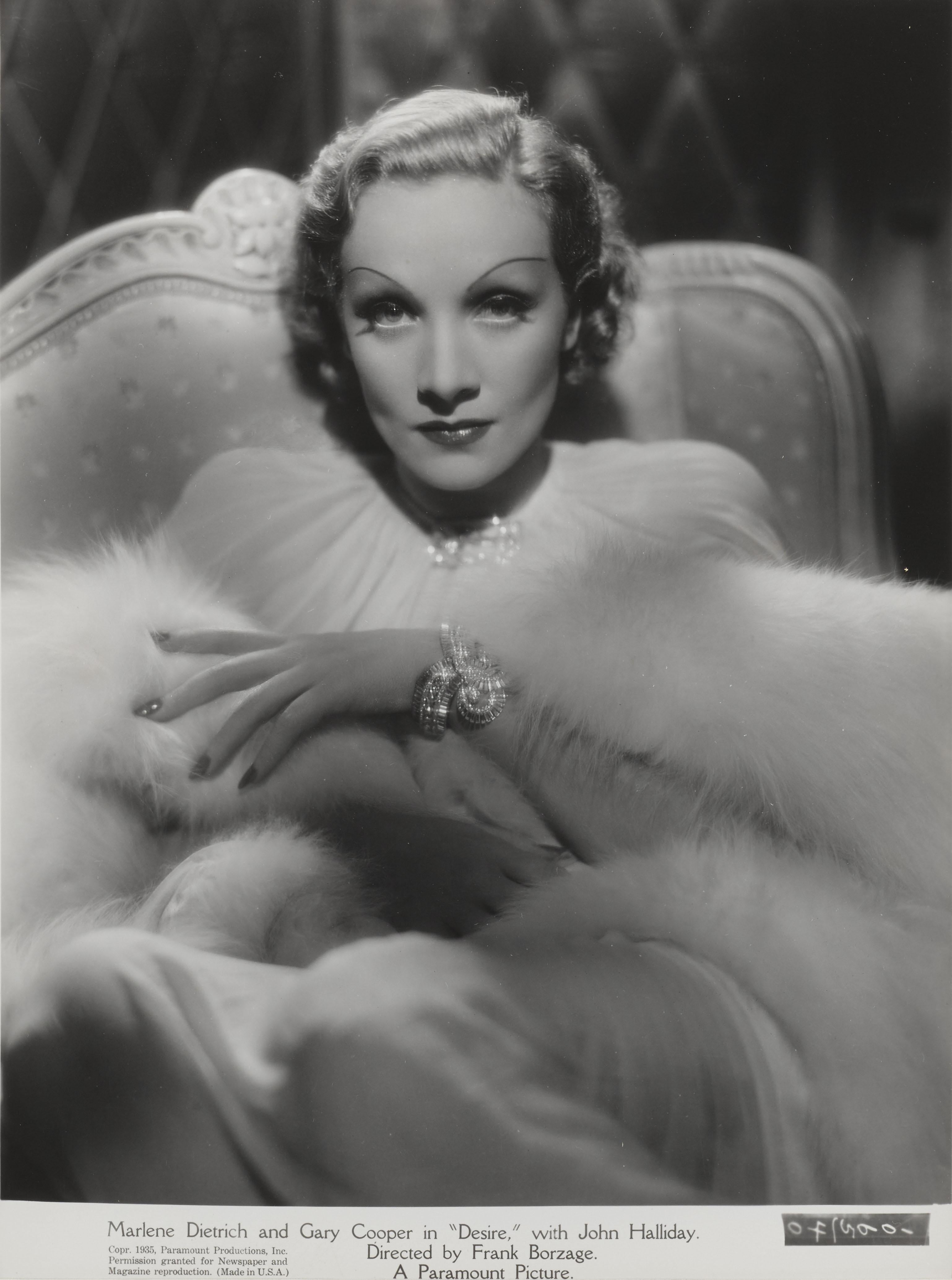 Fotografia originale del set di Studio A per il film drammatico e romantico di Marlene Dietrich del 1936. Questo film è stato diretto da Frank Borzage.
Questo pezzo è incorniciato in una cornice in legno Sapele con supporti in cartoncino senza acidi