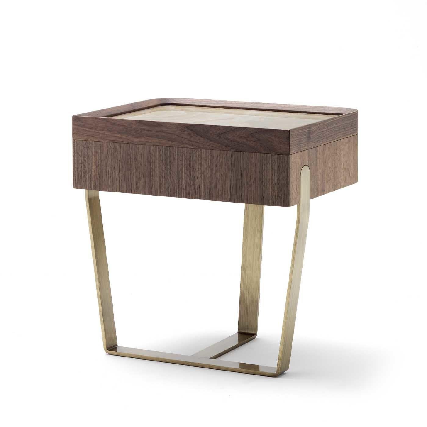 As a statement piece or combined with the desirè bench to provide highlight a modern bed frame, this elegant nightstand is a striking choice for a contemporary interior. The structure combines three crossing elements in metal with a luminous satin