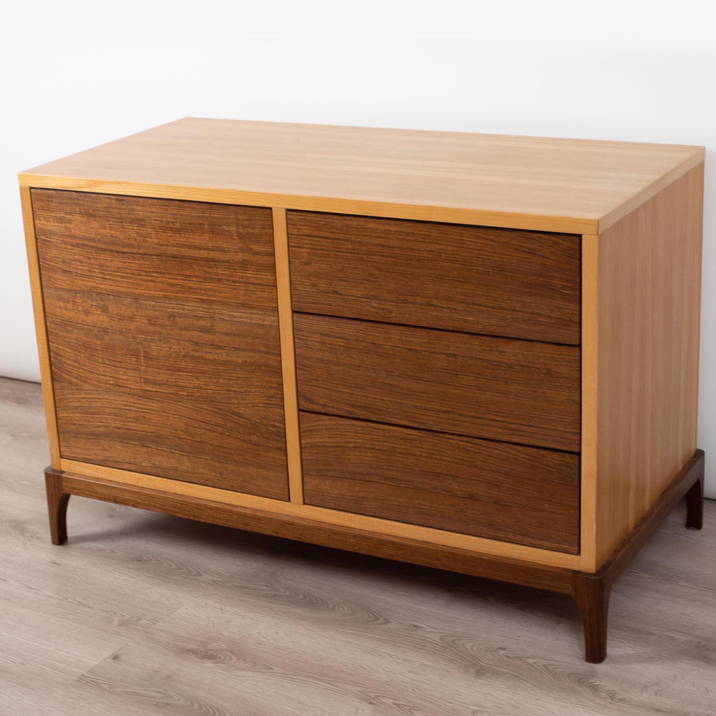 A combination of solid oak and walnut results in the rich tones of this sideboard whose all-wood construction and lack of decoration nods to the Scandinavian style revisited with Italian aesthetic. The walnut base protrudes slightly from the linear