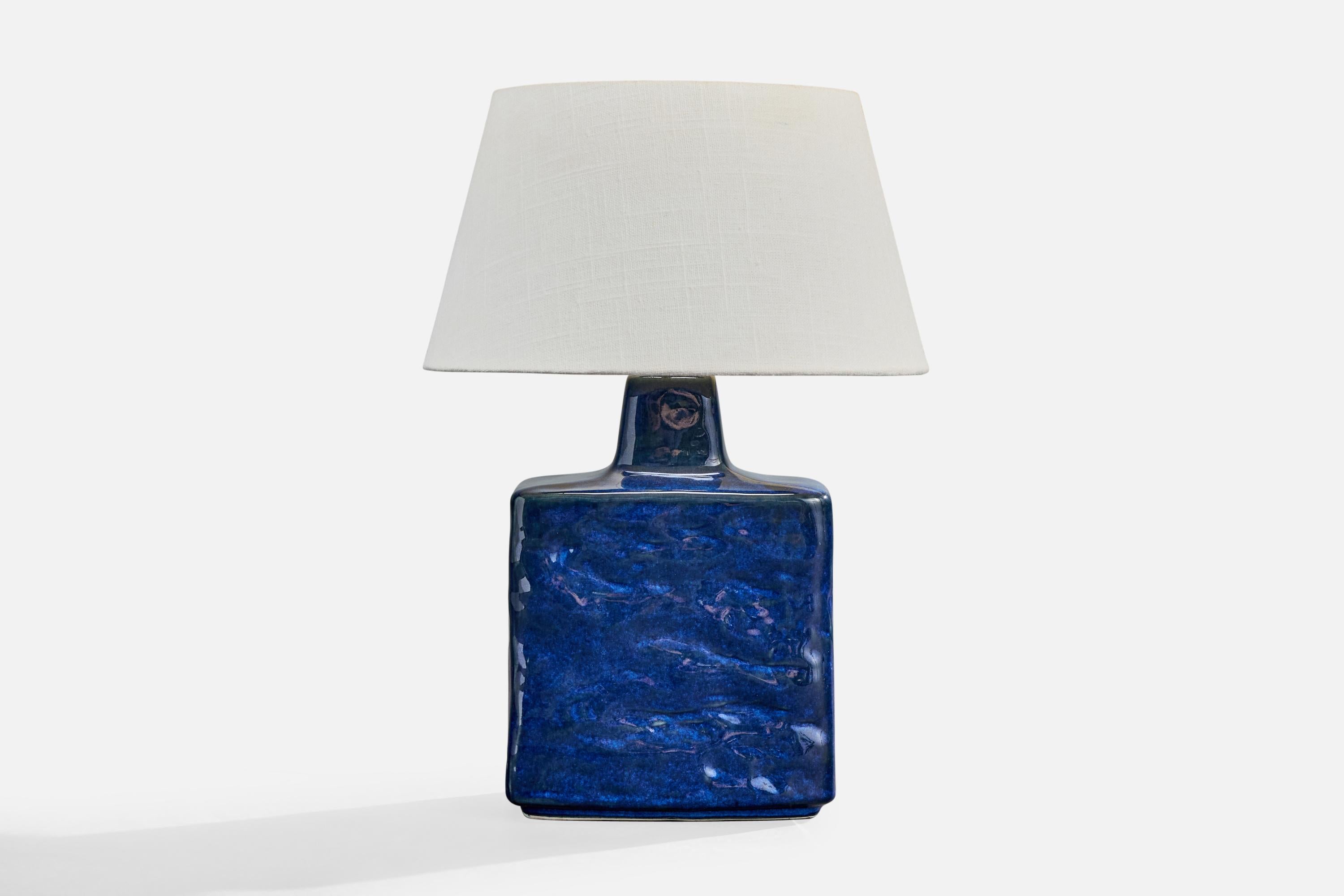Lampada in gres smaltato blu prodotta da Desiree Stentøj, Danimarca, anni '60 circa.

Dimensioni del paralume (in pollici): 7