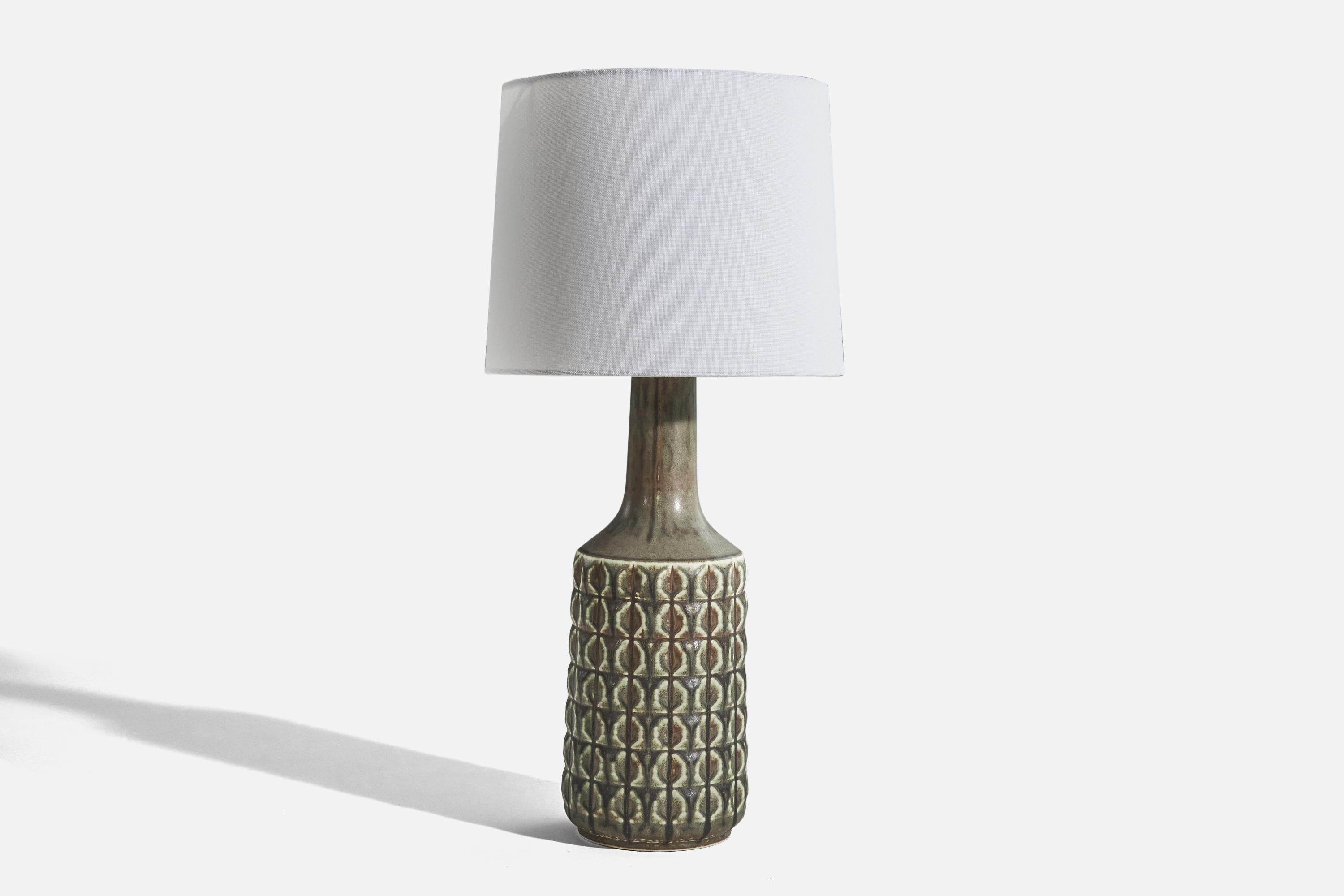 Lampe de table en grès émaillé gris, conçue et produite par Desiree Stentøj, Danemark, vers les années 1960. 

Vendu sans abat-jour. 
Dimensions de la lampe (pouces) : 16.43 x 5,31 x 5,31 (H x L x P)
Dimensions de l'abat-jour (pouces) : 9 x 10 x