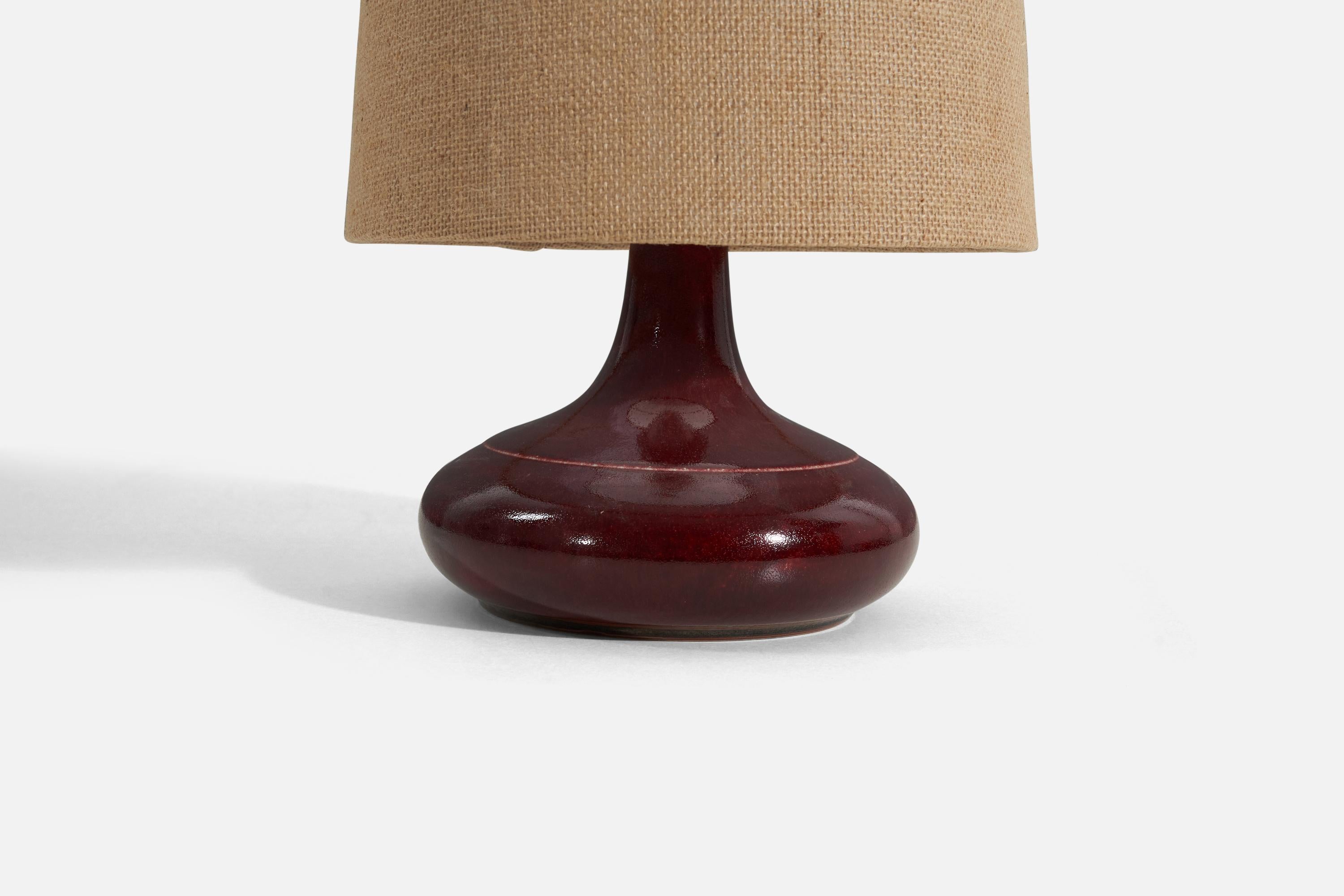 Desiree Stentøj, Table Lamp, Red-Glazed Stoneware, Denmark, 1960s In Good Condition For Sale In High Point, NC