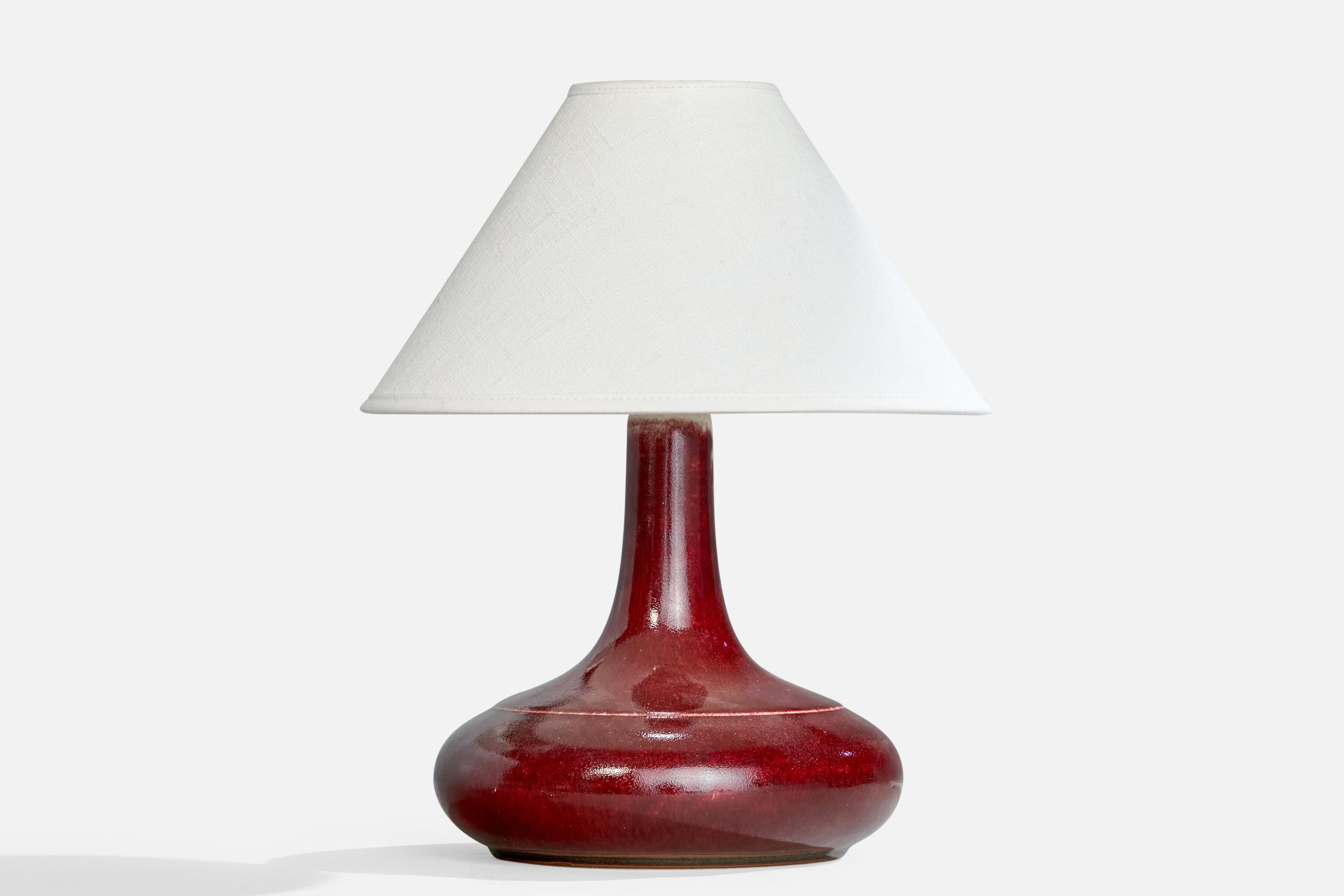Lampe de table en grès émaillé rouge bourgogne produite par Desiree Stentøj, Danemark, c. années 1960.

Dimensions de la lampe (pouces) : 9.25