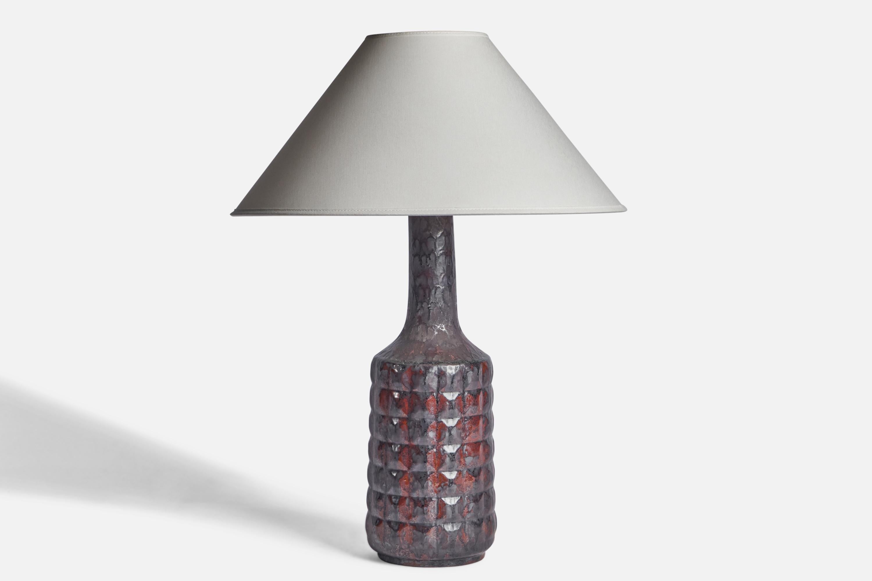 Tischlampe aus schwarzem und rot glasiertem Steingut, entworfen und hergestellt von Desiree, Dänemark, ca. 1960er Jahre.

Abmessungen der Lampe (Zoll): 17