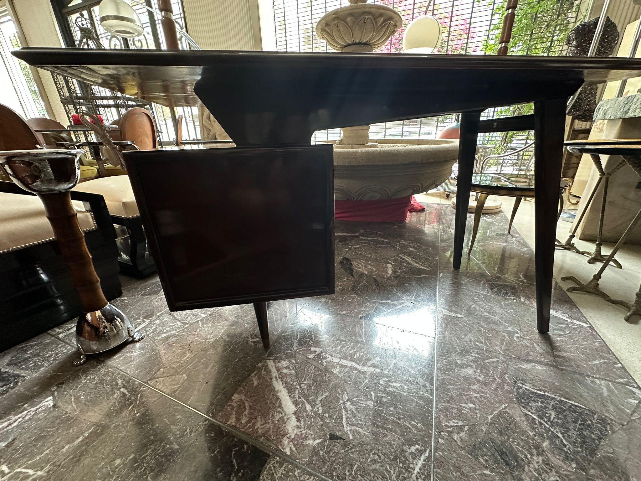 Schreibtisch, 1950, Materialien: Holz und Bronze, hergestellt in Frankreich im Angebot 4