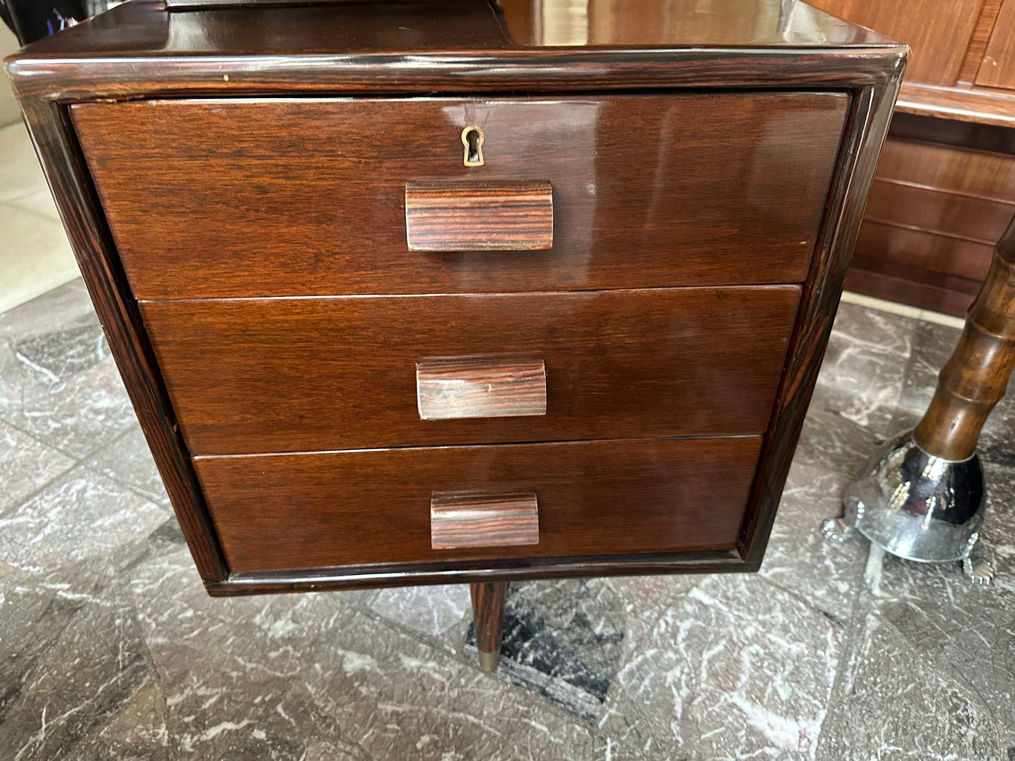 Schreibtisch, 1950, Materialien: Holz und Bronze, hergestellt in Frankreich im Angebot 8