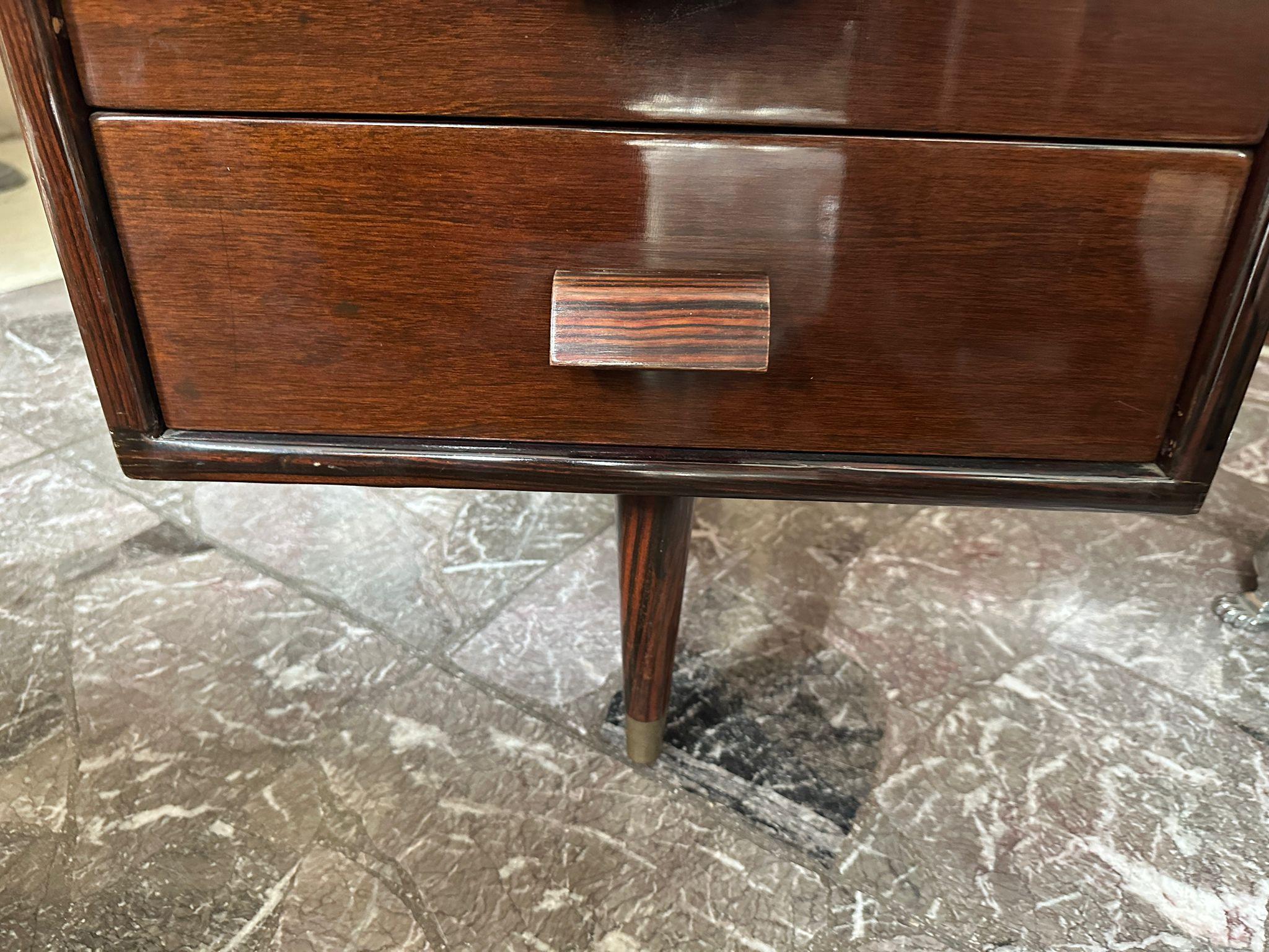 Schreibtisch, 1950, Materialien: Holz und Bronze, hergestellt in Frankreich im Angebot 9