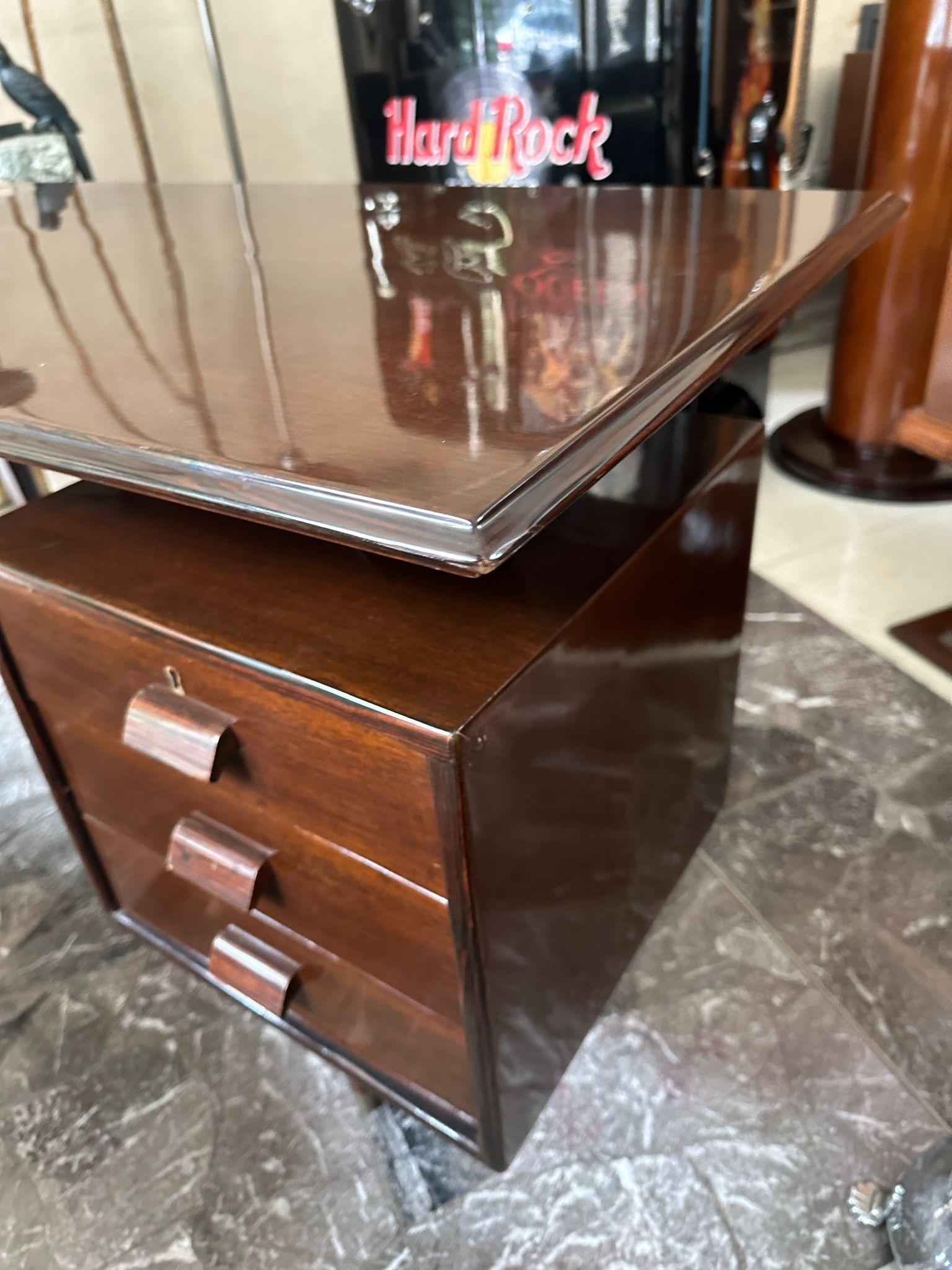 Schreibtisch, 1950, Materialien: Holz und Bronze, hergestellt in Frankreich im Angebot 10