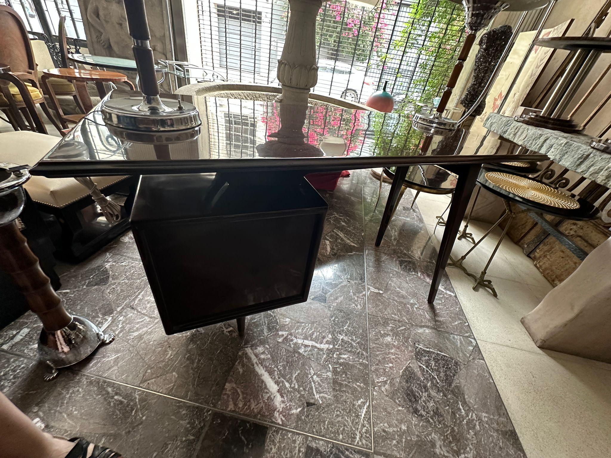 Schreibtisch, 1950, Materialien: Holz und Bronze, hergestellt in Frankreich im Angebot 11