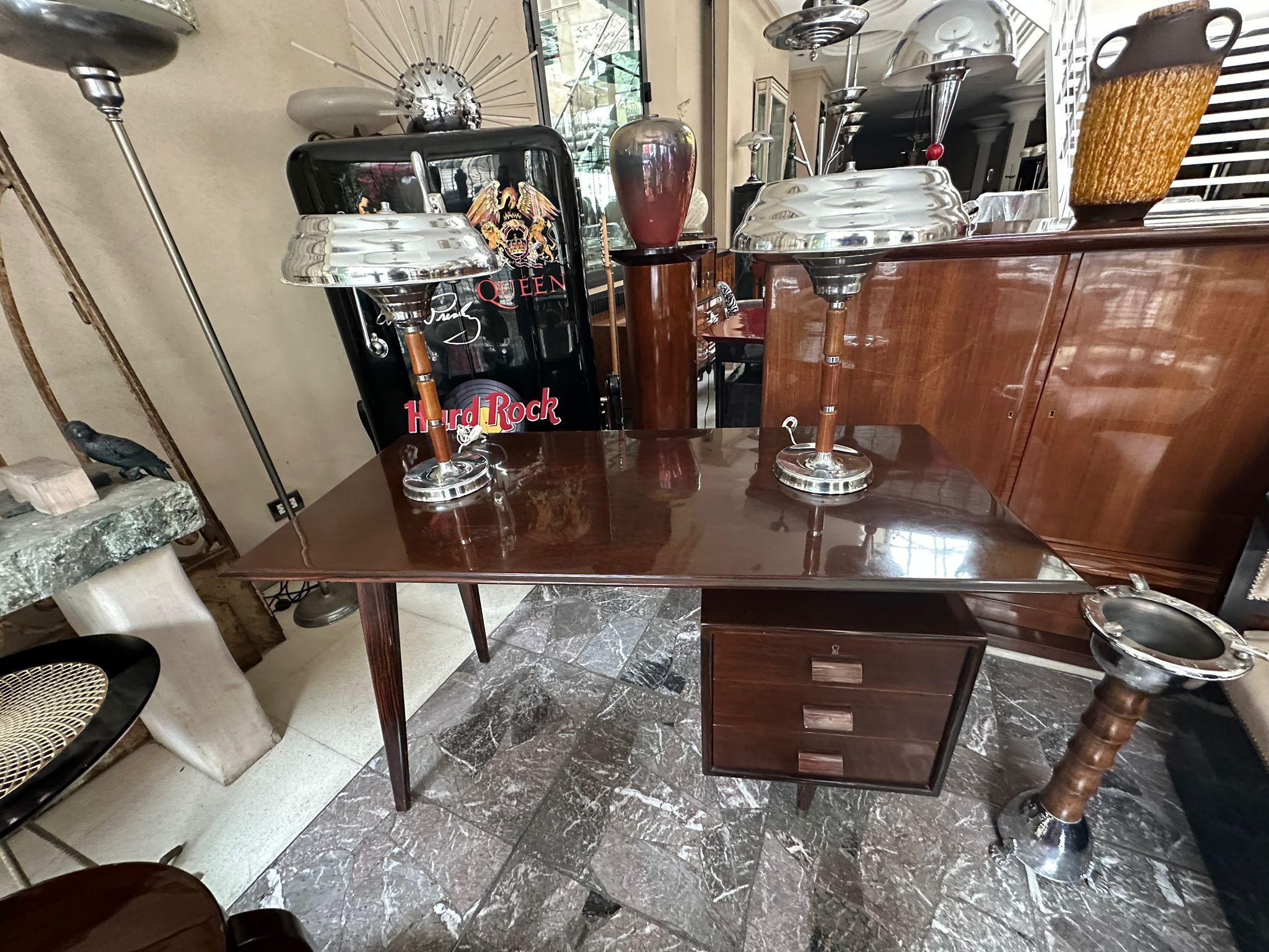 Schreibtisch, 1950, Materialien: Holz und Bronze, hergestellt in Frankreich im Angebot 2