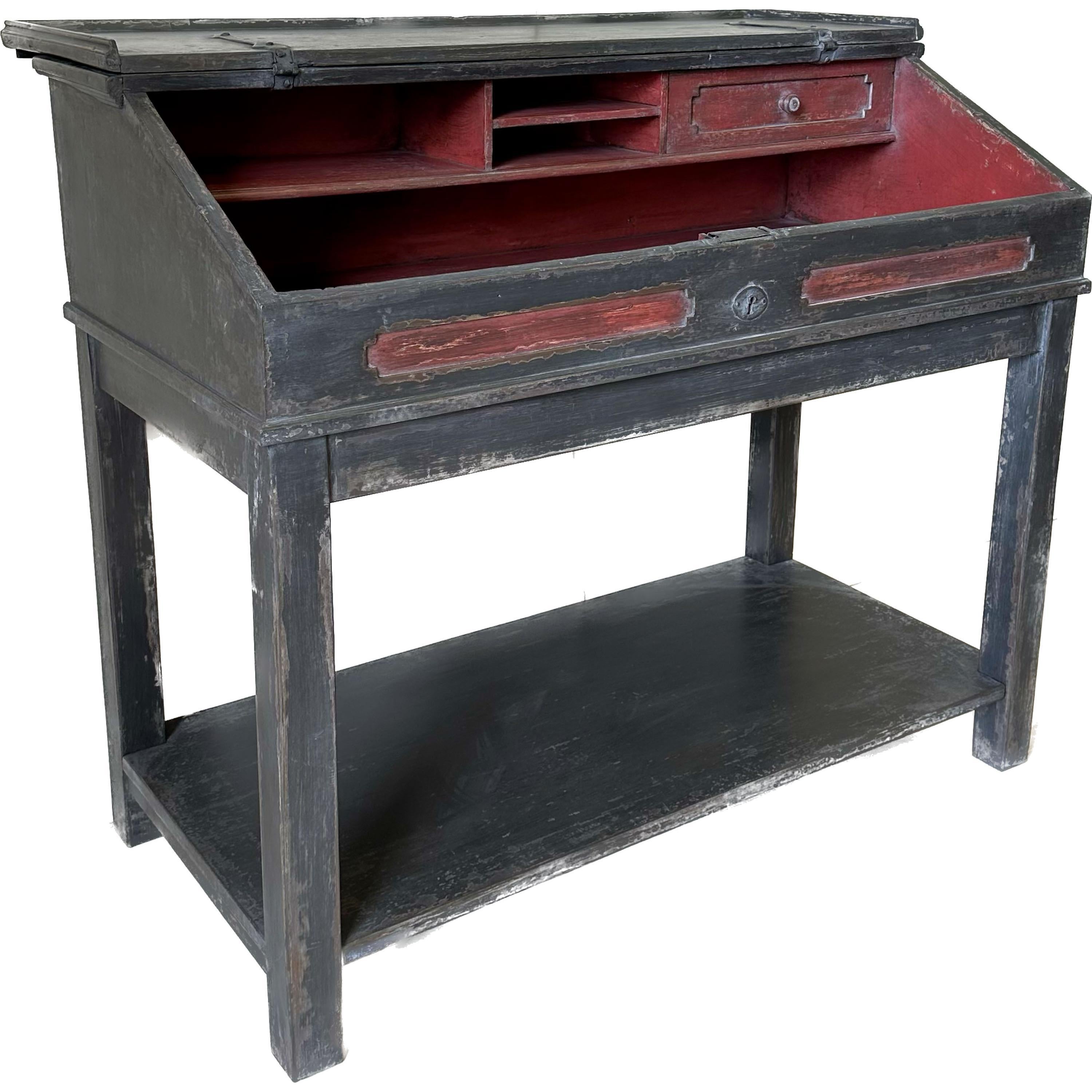 Schreibtisch im Leselaterne-Stil mit Scharnierdeckel, Grau und Rot, 19. Jahrhundert (Deutsch) im Angebot