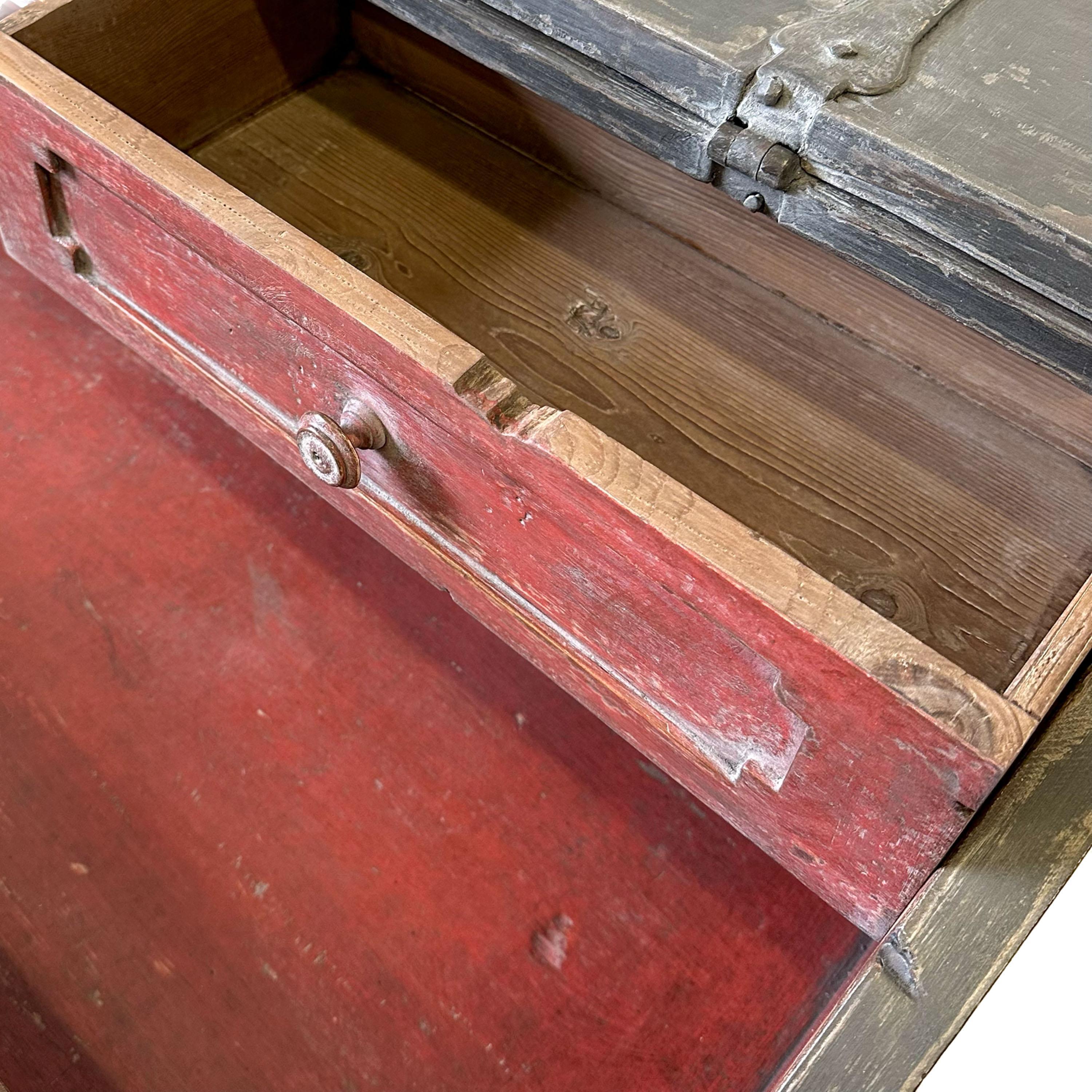 Schreibtisch im Leselaterne-Stil mit Scharnierdeckel, Grau und Rot, 19. Jahrhundert (Weichholz) im Angebot