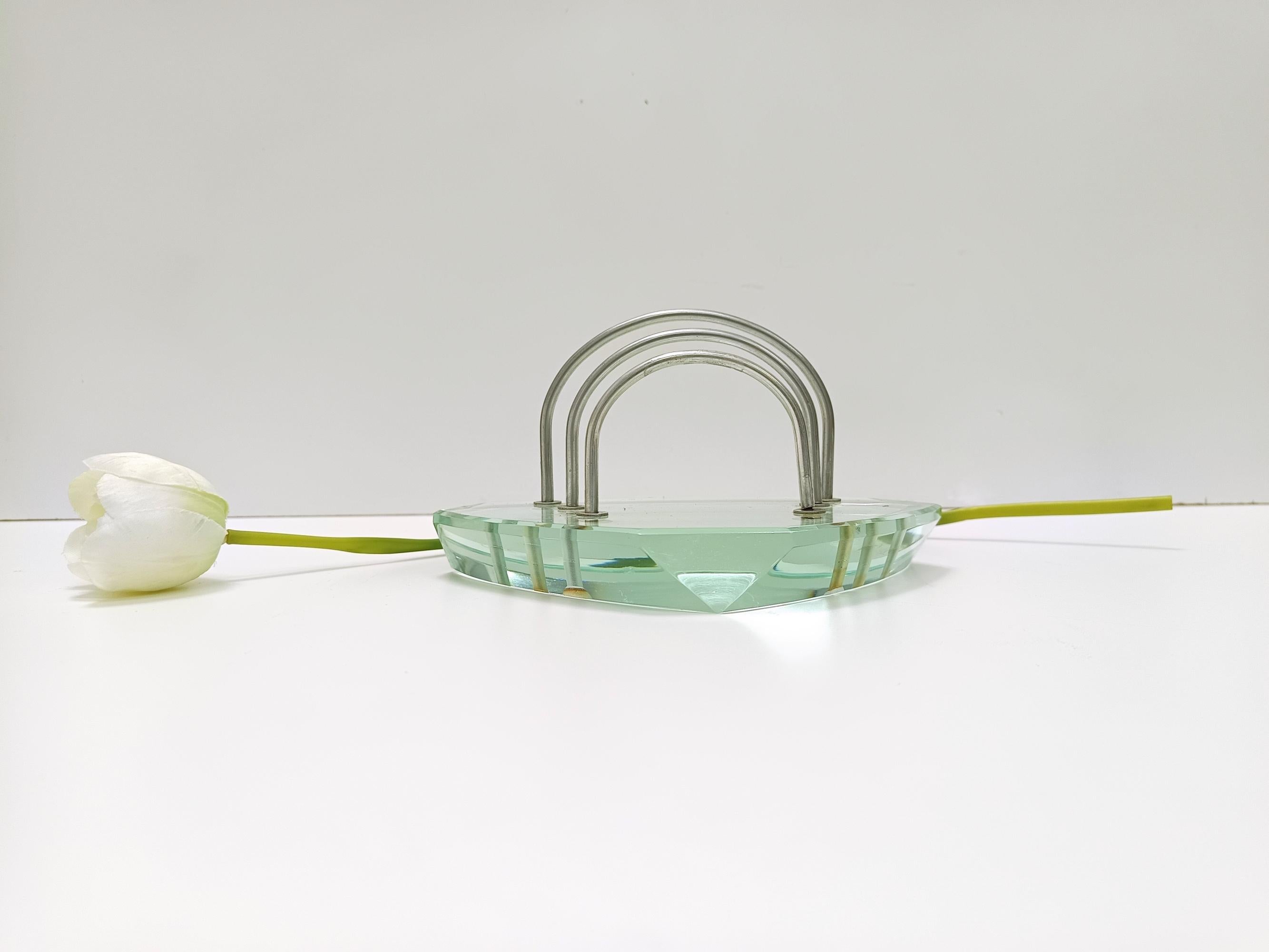 Fabriqué en Italie, années 1950. 
Elle est fabriquée en verre aigue-marine de 3 centimètres d'épaisseur et en métal. 
Il s'agit d'une pièce vintage, qui peut donc présenter de légères traces d'utilisation, mais qui peut être considérée comme étant