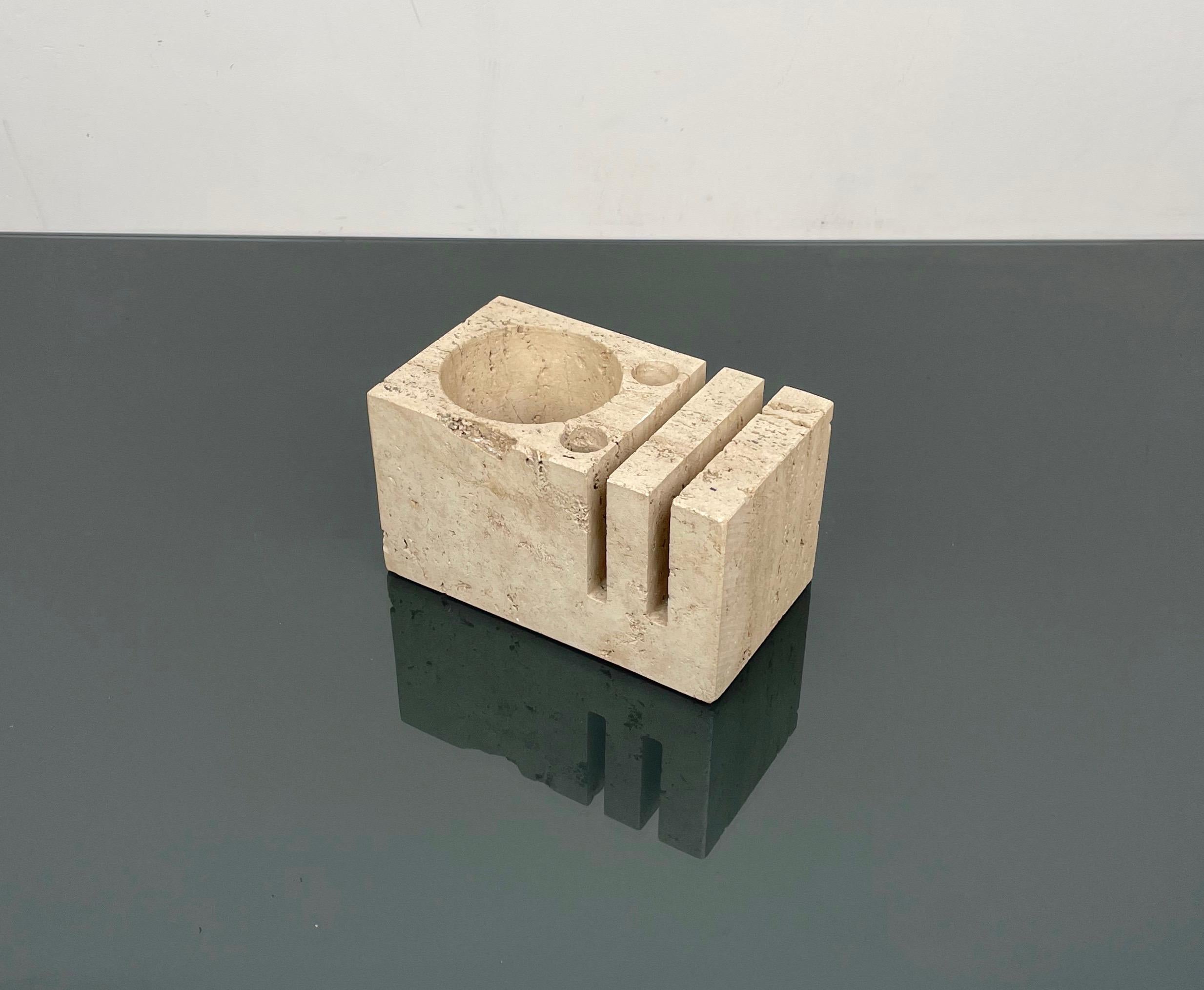 Amazing desk accessory (pen holder - letter holder) in travertine attributed to Fratelli Mannelli, made in Italy in the 1970s

Weight: 3 Kg.