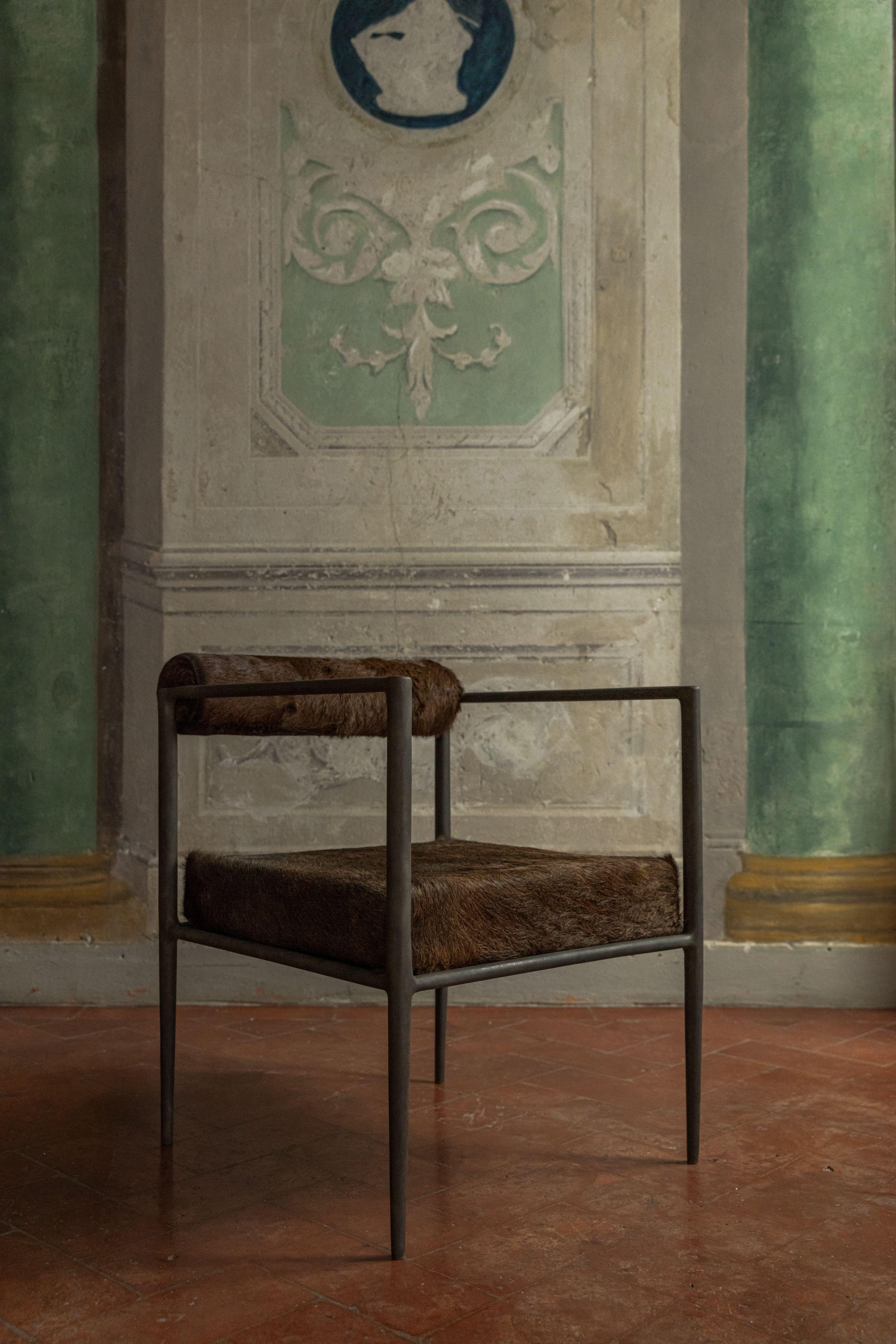Sedia Desk Alchemy di Rick Owens.
2015
Dimensioni: L 50 x L 50 x H 81 cm
Materiali: Bronzo, pelle di cammello
Peso: 35 kg
Altezza della seduta con il cuscino: 53 cm

Rick Owens è un imprenditore californiano della moda e dell'arredamento che ha