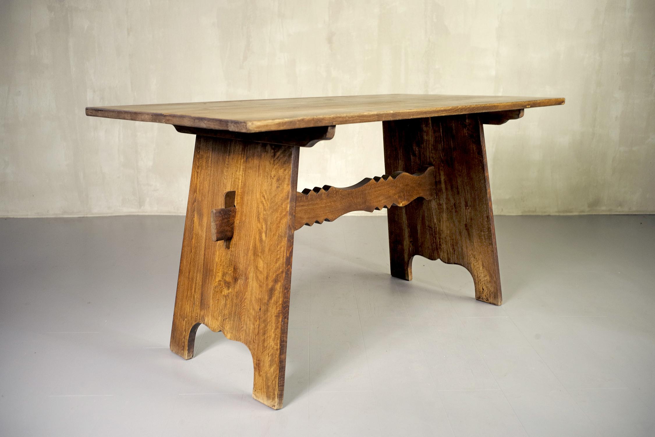 Desk and chair in solid beech, Germany 1945. This furniture was intended for French officers stationed in Germany immediately after the war. Folk Art style, this set is one of the few to have escaped destruction. Very good state.
Dimensions desk: