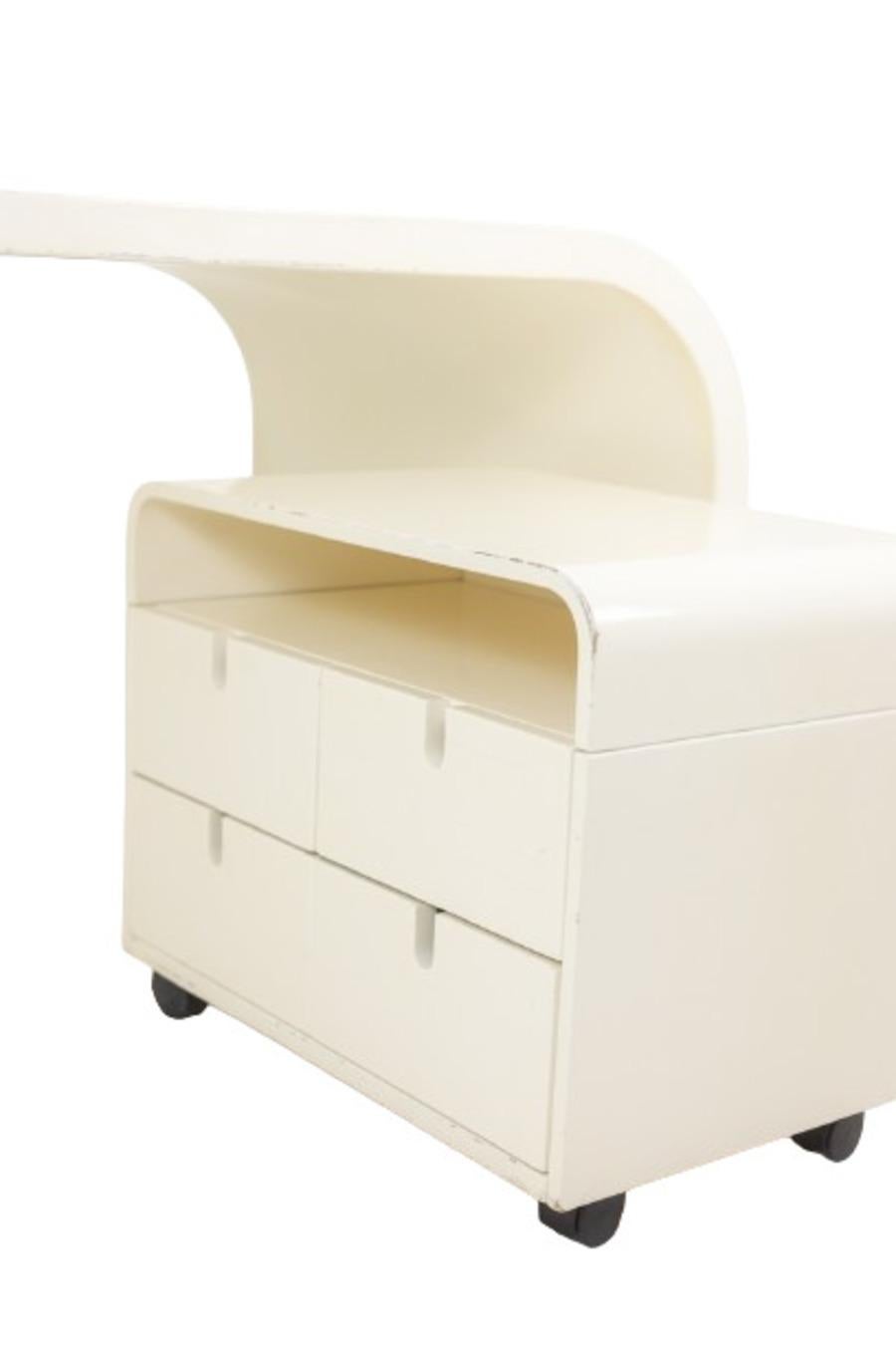 Escritorio y su caja de cartón en contrachapado lacado blanco. 1970s. Madera contrachapada en venta