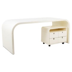 Bureau et sa boîte en carton en contreplaqué laqué blanc. 1970.