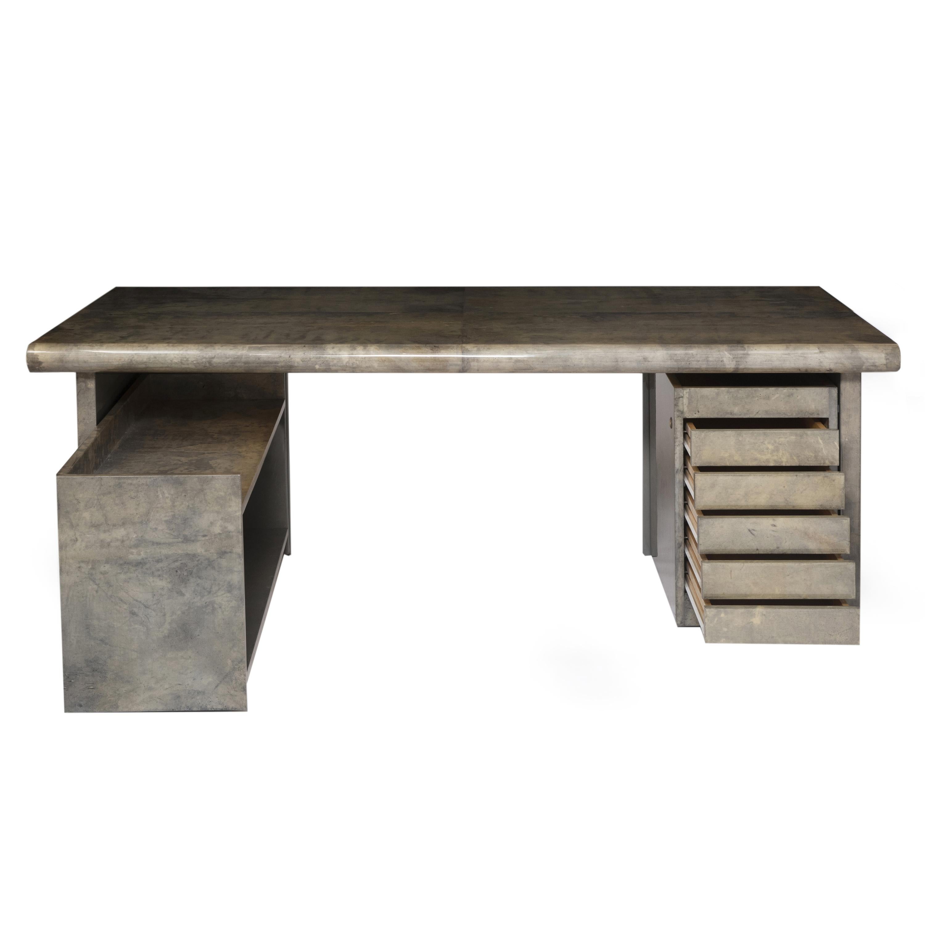 Un bureau Aldo Tura aux formes élégantes.
Peau de chèvre laquée vert céladon pâle.
Italie,
vers 1960
Italie
Dimensions : 248 cm de largeur x 104 cm de profondeur x 72 cm de hauteur.

Un meuble bas Aldo Tura.
Peau de chèvre laquée vert céladon