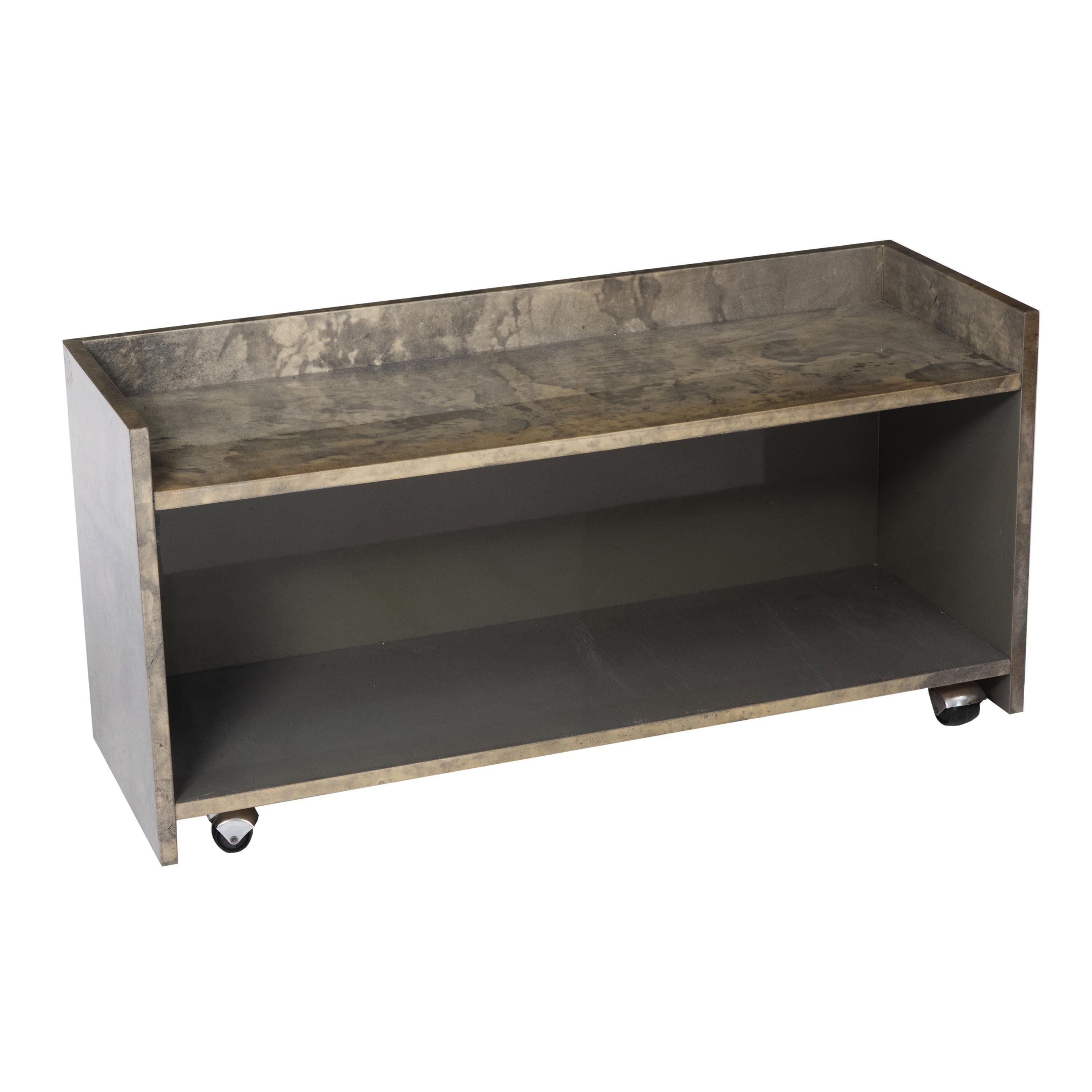 Bureau et meuble bas d'Aldo Tura en peau de chèvre verte laquée, Italie, vers 1960 Bon état - En vente à Knutsford, GB