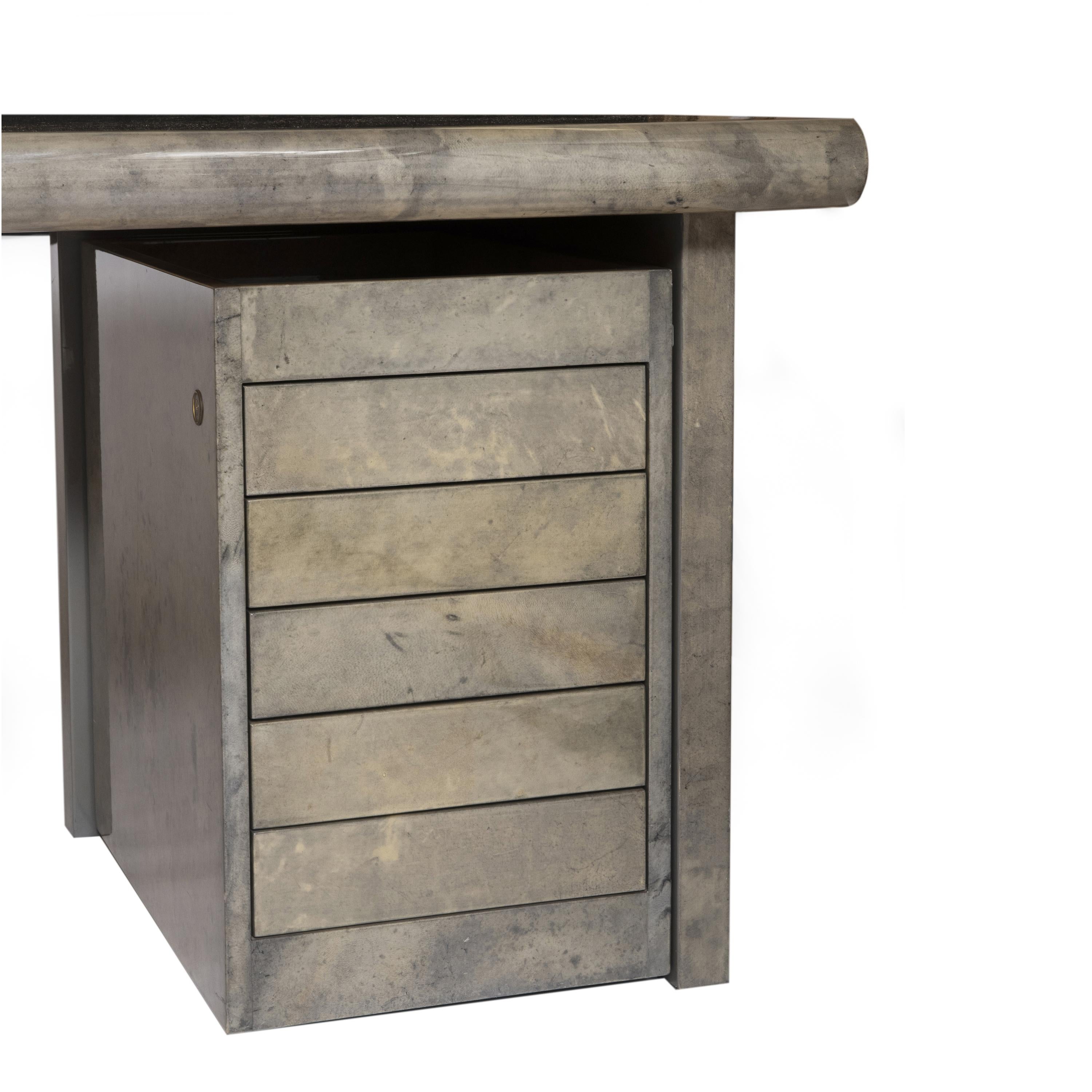 Milieu du XXe siècle Bureau et meuble bas d'Aldo Tura en peau de chèvre verte laquée, Italie, vers 1960 en vente