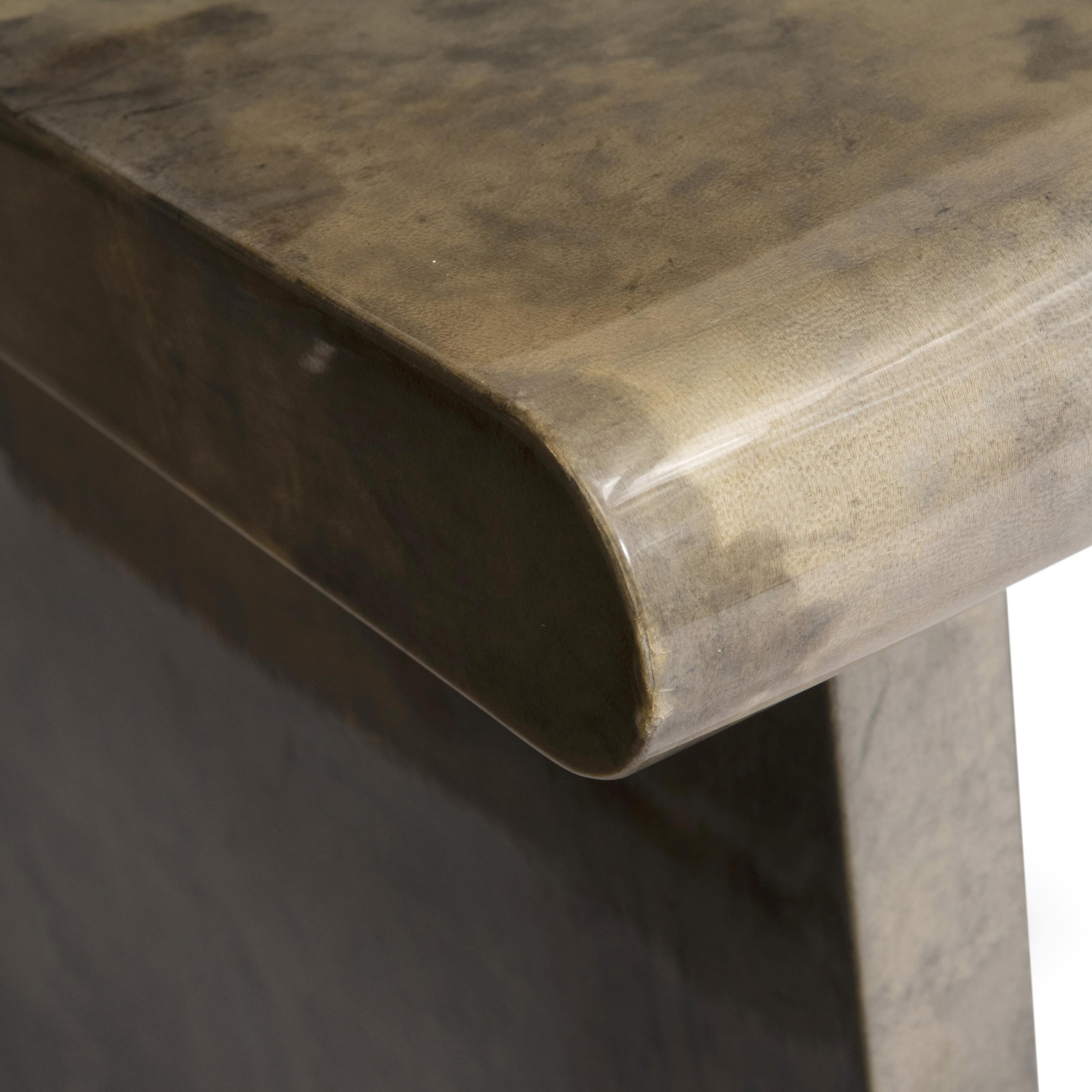 Cuir de chèvre Bureau et meuble bas d'Aldo Tura en peau de chèvre verte laquée, Italie, vers 1960 en vente