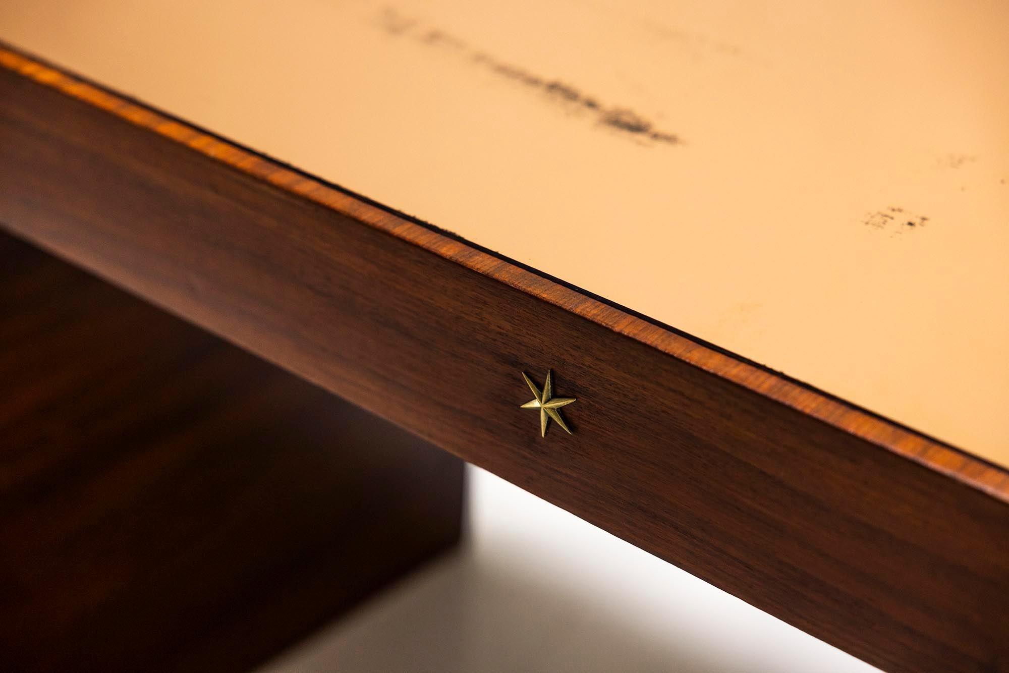 The name Gio Ponti needs little introduction to the design-loving public. This architect, designer and visionary stood at the cradle of modern Italian design. His countless projects are characterized by a refined beauty and in 1928 he was co-founder