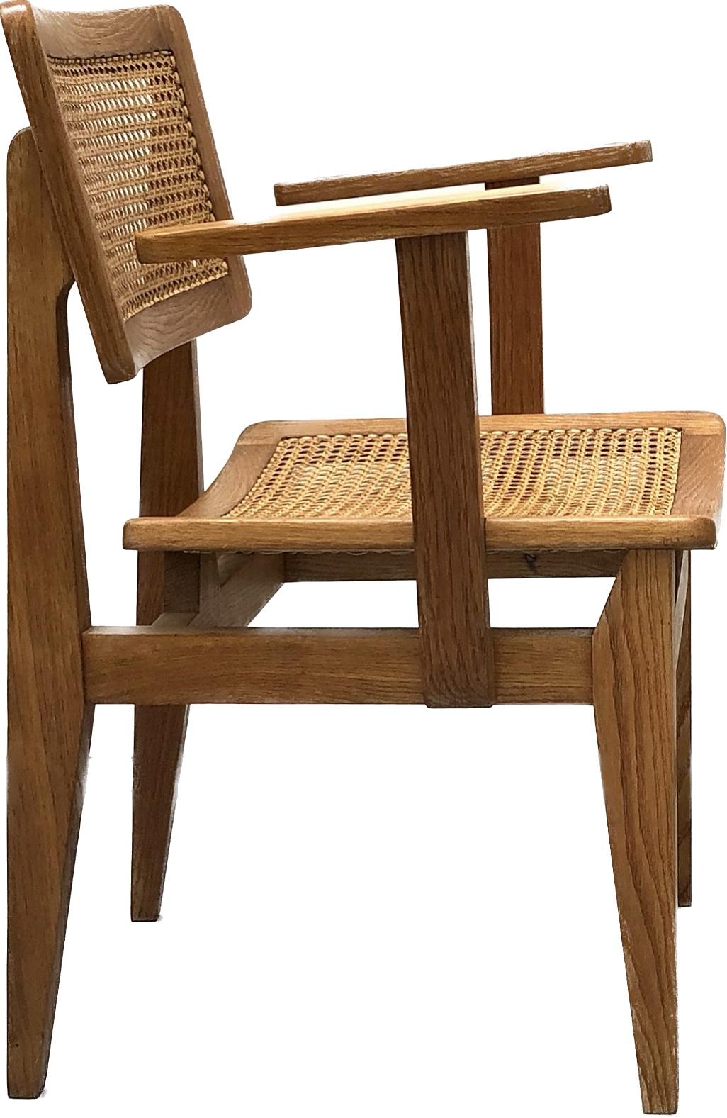 Une seule paire de fauteuils est disponible (une variation de la célèbre chaise A.I.C. de Marcel Gascoin). Cette paire a été présentée à l'exposition Marcel Gascoin dans l'appartement témoin du Havre, et à l'exposition Confort Moderne à la Galerie