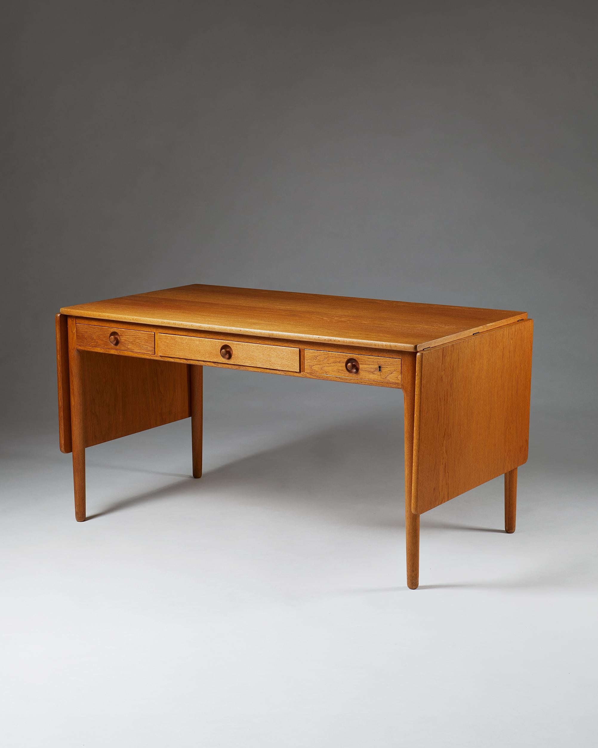 Desk “AT 305” designed by Hans J. Wegner for Andreas Tuck,
Denmark. 1955.

Oak.

Stamped by cabinetmaker Andreas Tuck.

Dimensions: 
H: 73 cm / 2' 5