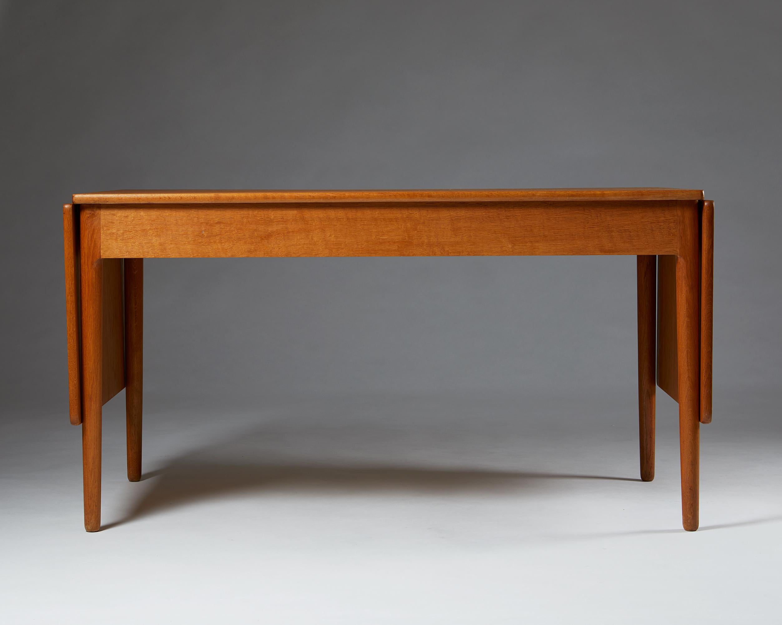 Desk “AT 305” Designed by Hans J. Wegner for Andreas Tuck, Denmark, 1955 In Good Condition For Sale In Stockholm, SE