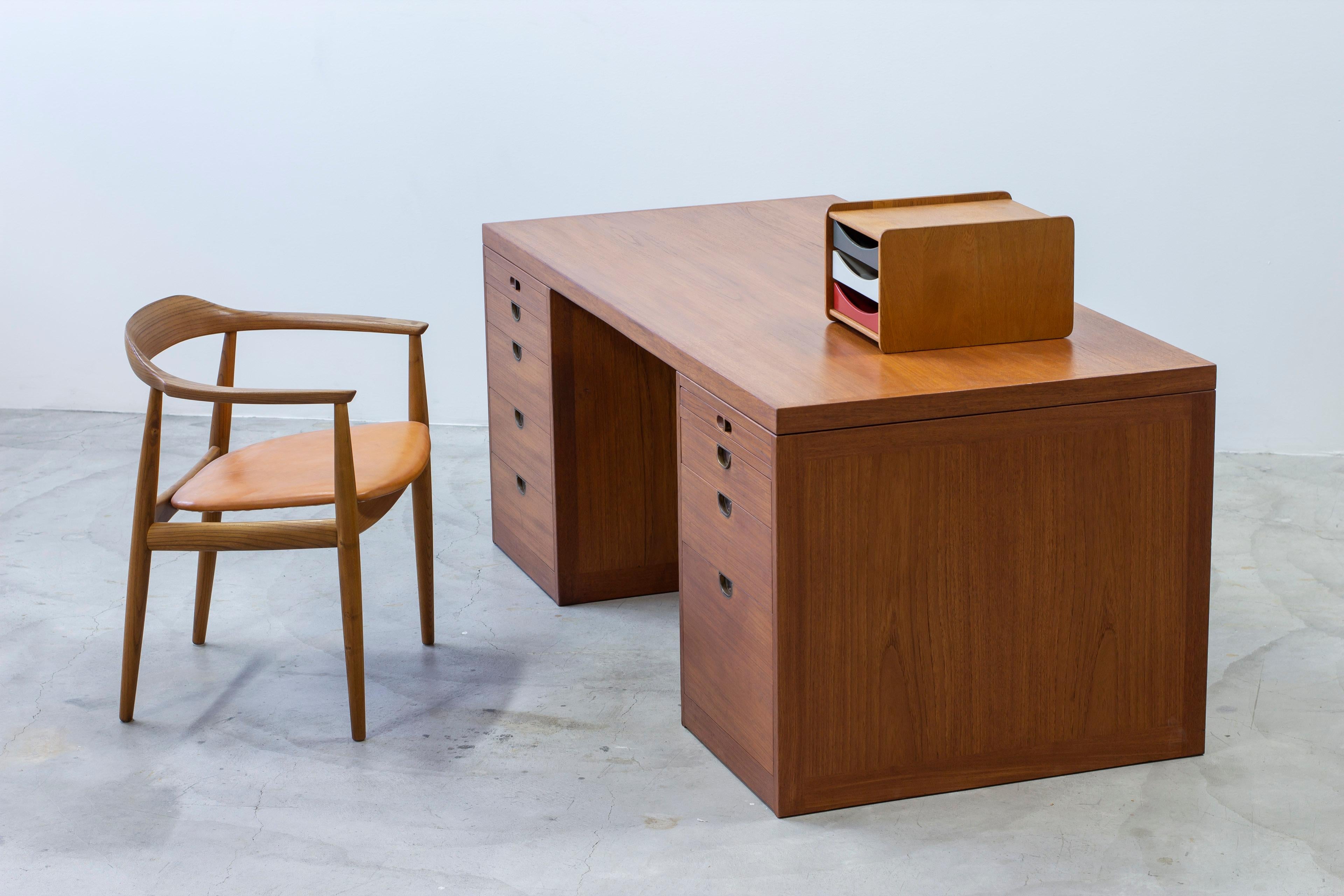   Desk model BM-66 designed by Børge Mogensen. Produced by P. Lauritsen & Søn in Denmark, ca late 1950s-1960s. Made from teak wood on the table top and drawers. Inside of the drawers in solid oak with adjustable interior. Fold out custom handle