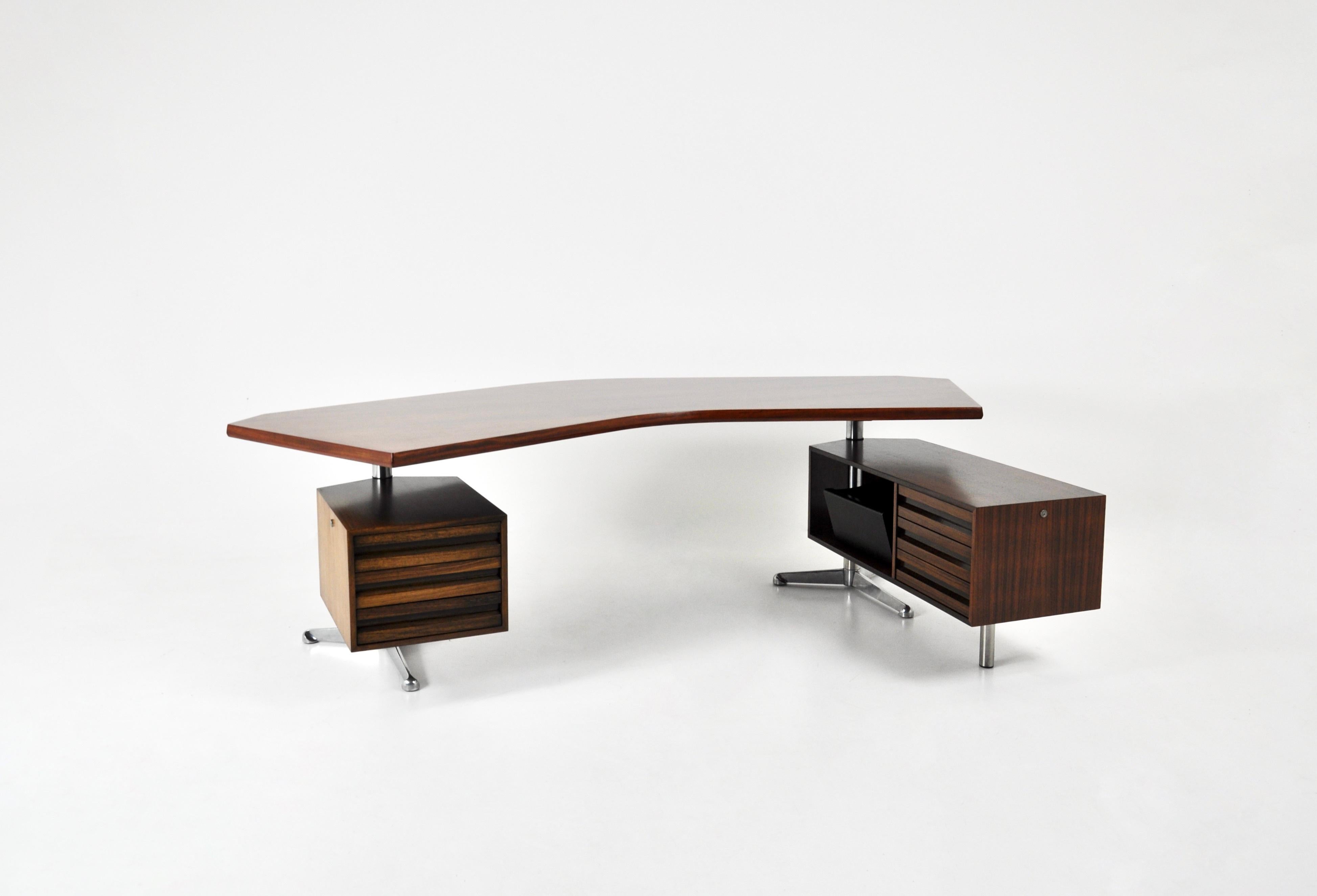 Wood and metal desk in the shape of a boomerang. Stamped Tecno. 2 modules, one with 3 drawers and another with 3 drawers and storage. Wear due to time and age of the desk.
For shipping, request us for receive the best price.