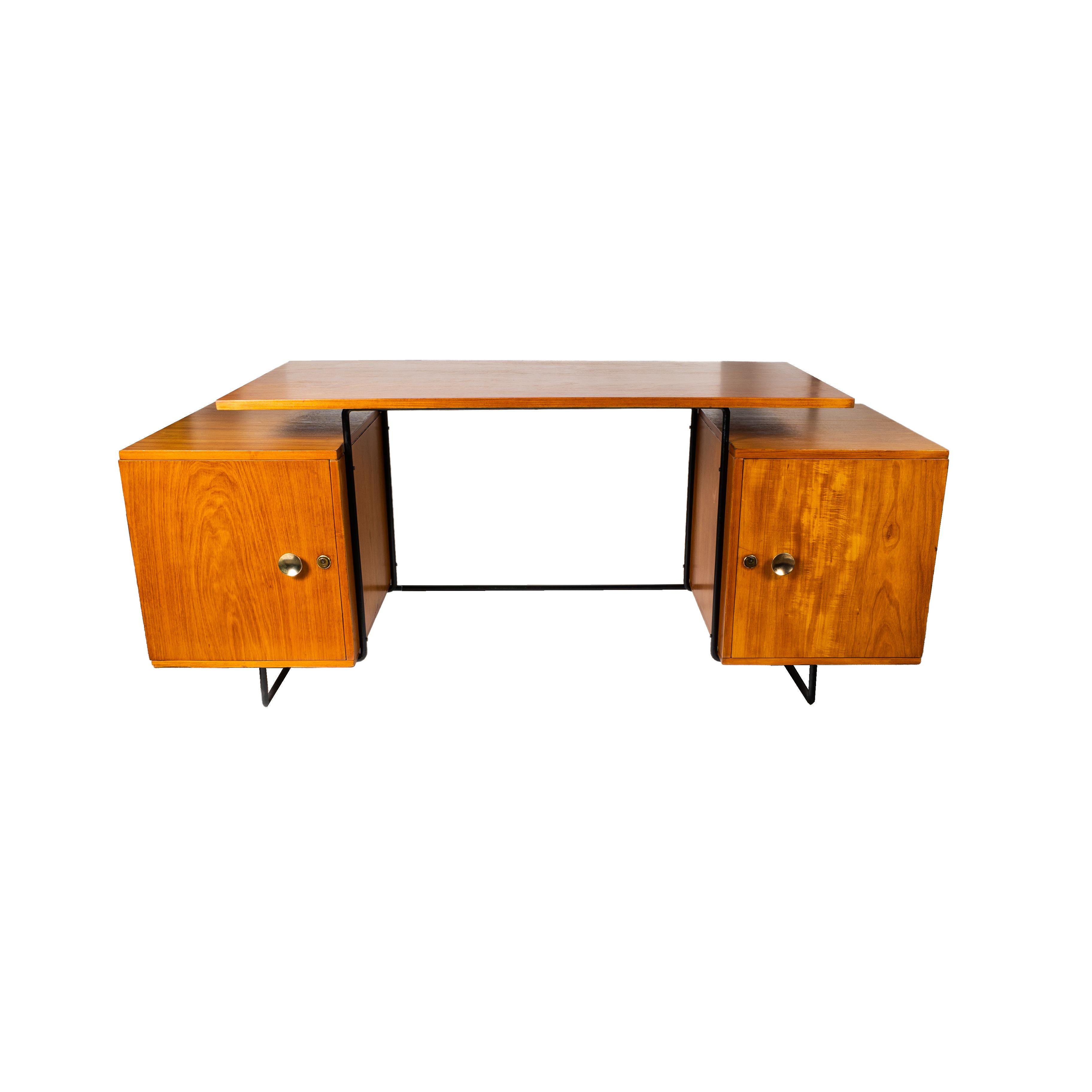 Ce bureau raffiné des années 1950 illustre la quête d'équilibre des modernistes brésiliens entre honnêteté matérielle et légèreté formelle. Les deux piédestaux en palissandre jacaranda massif confèrent à la pièce une solidité architecturale, tandis