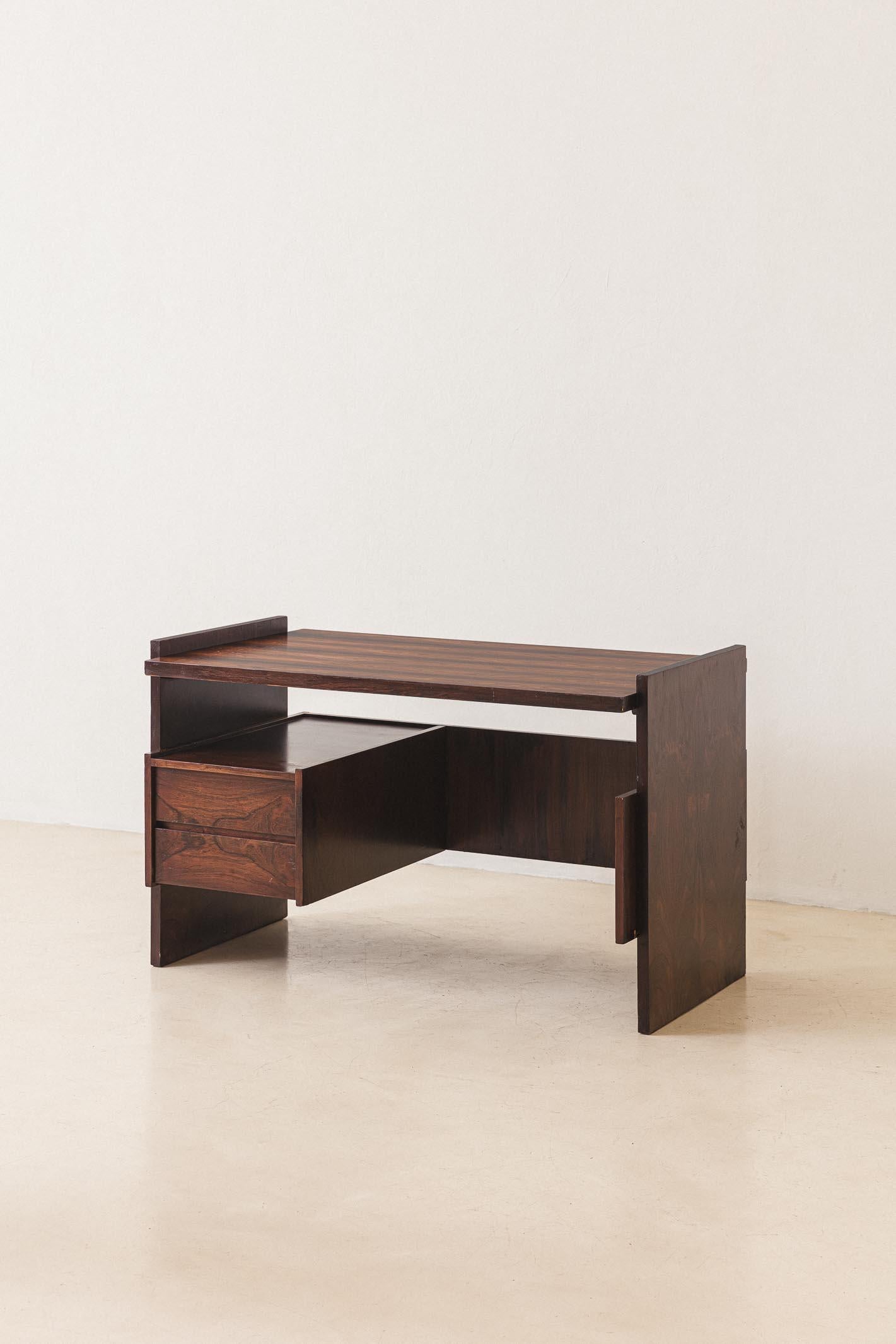 Produced in the 1960s by Celina Decorações, this desk has a simple yet functional structure, showcasing the early stages of industrialization in Brazilian furniture design. Its wide rosewood boards, alternating between solid and veneered plywood,